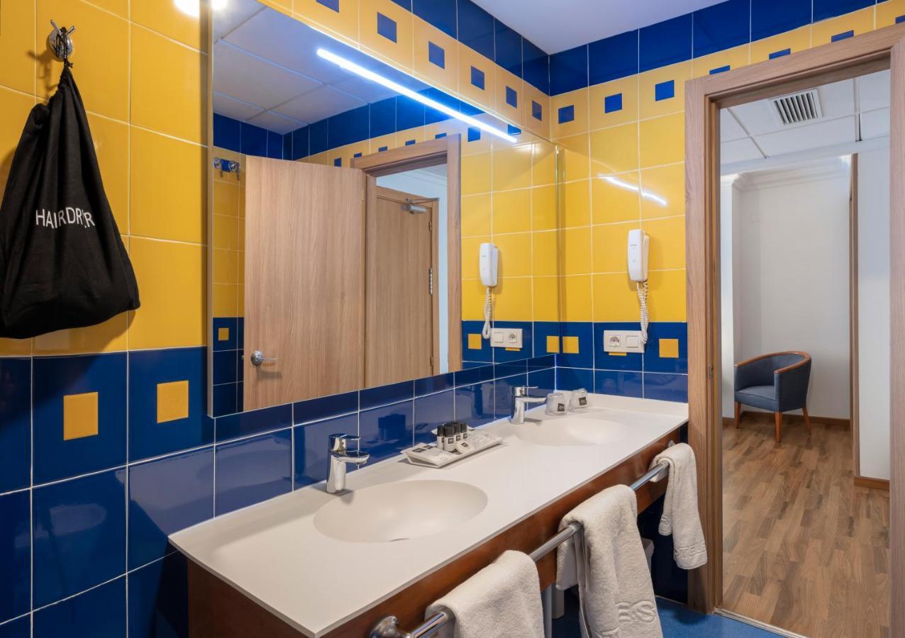 Double Room with Sea View and Terrace (2 Adults + 1 Child )