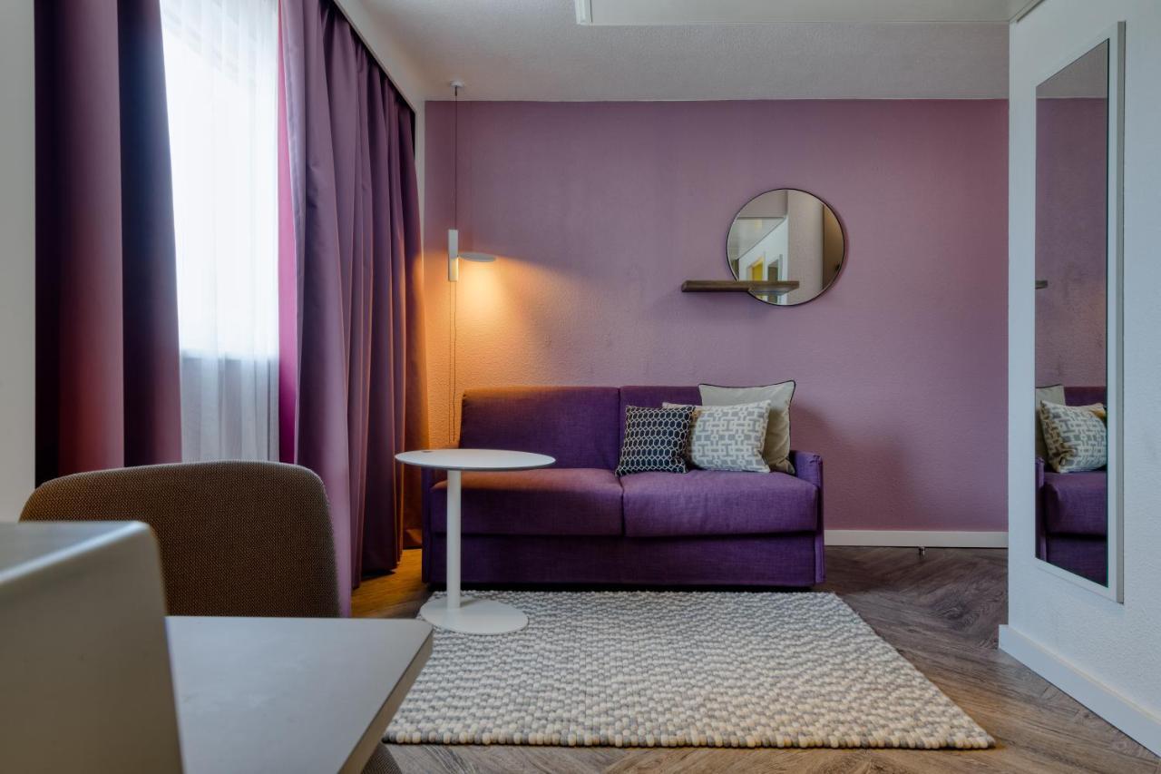 Suite de 2 dormitorios con cama doble y sofá
