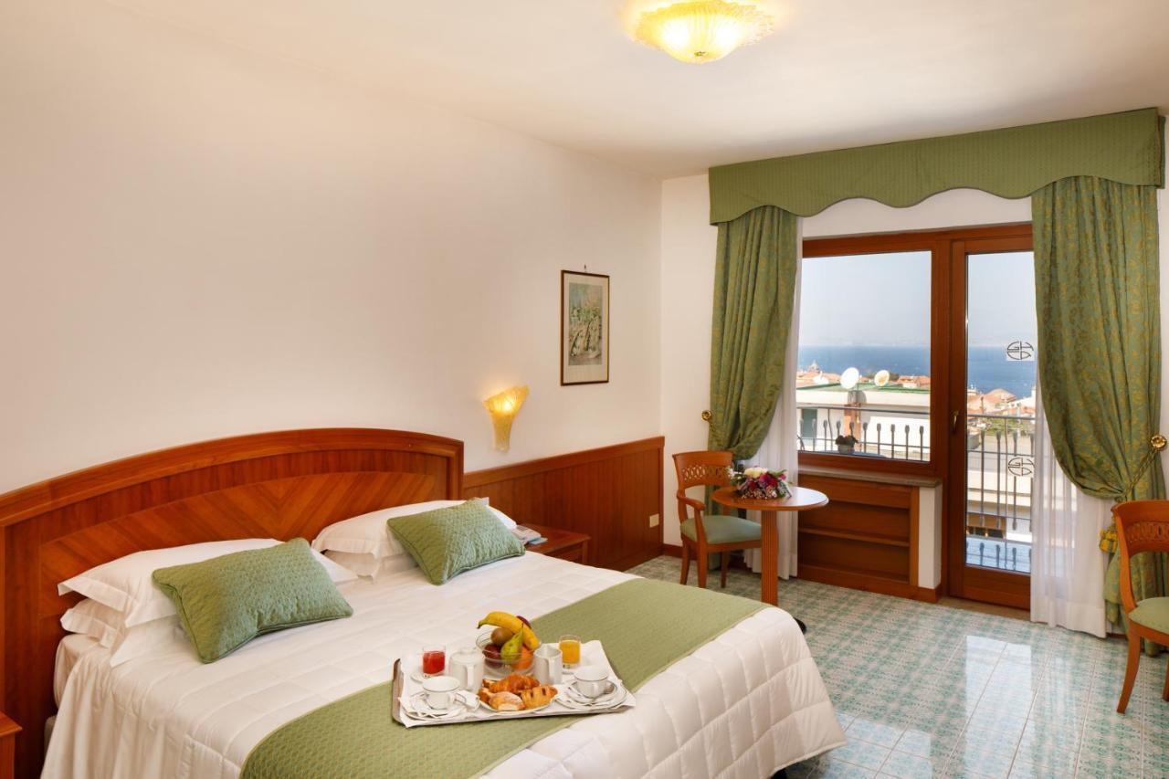 Superior Doppel-/Zweibettzimmer mit Balkon und Meerblick