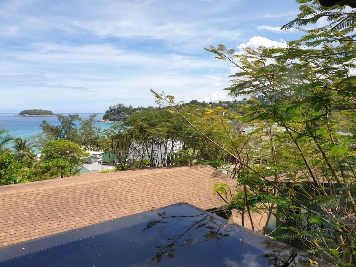 Villa con piscina y vistas parciales al mar
