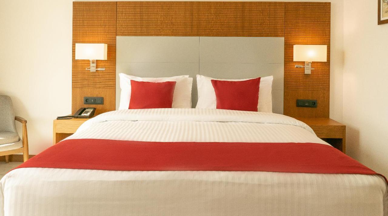 Chambre Lit King-Size - Vue sur Piscine