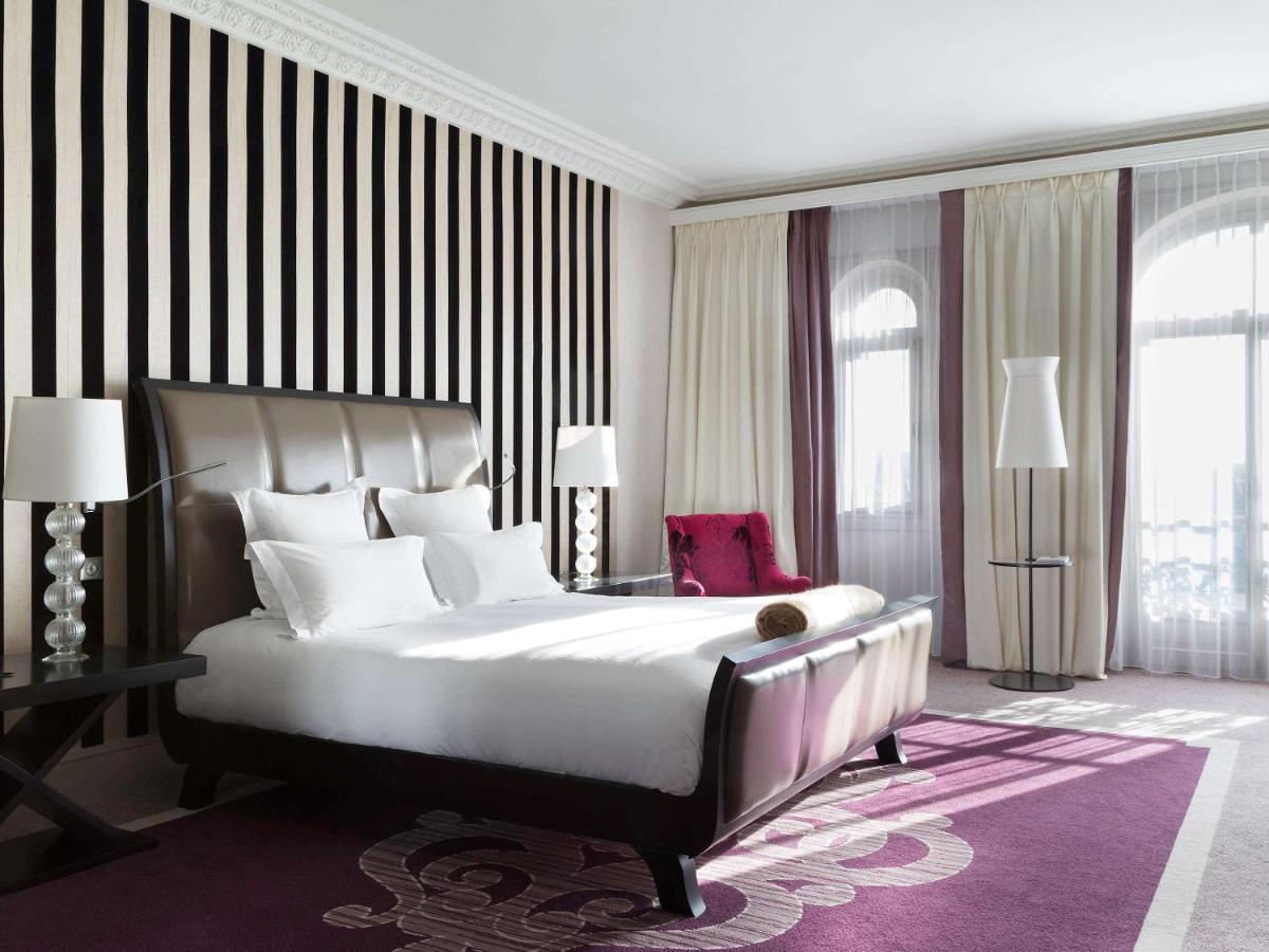 Victoria Suite with One King Bed and Sofa Bed - Garden View