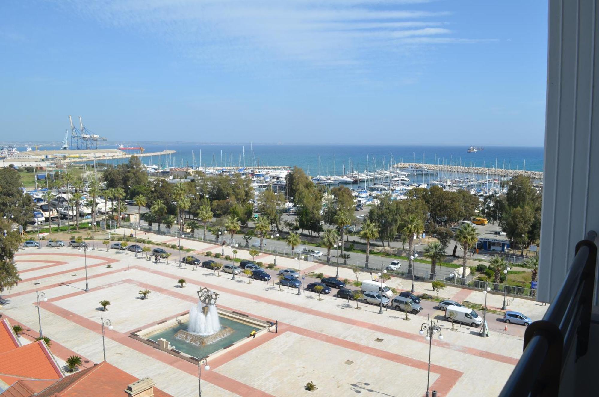 Zweibettzimmer mit teilweisem Meerblick