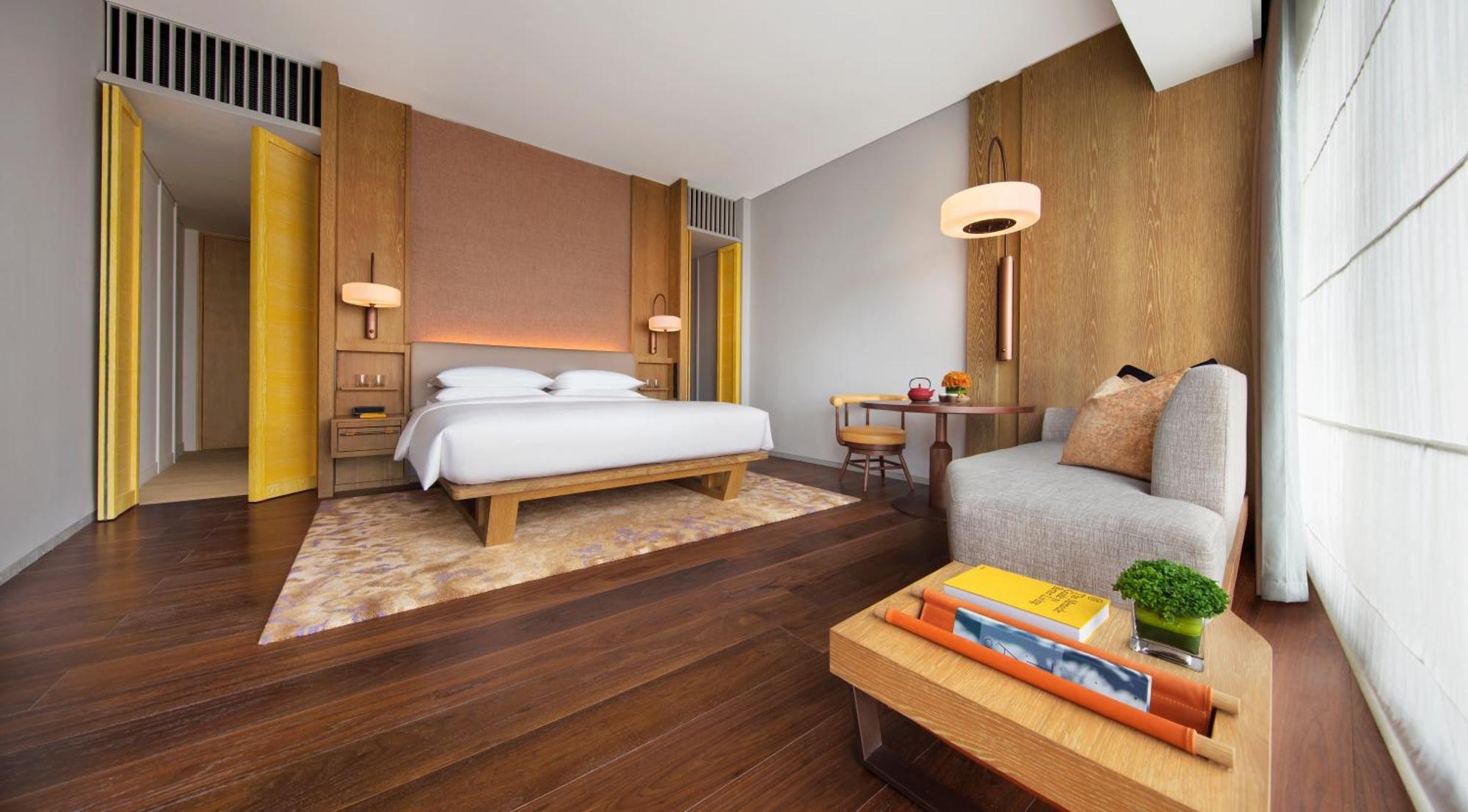 Habitación con cama extragrande.