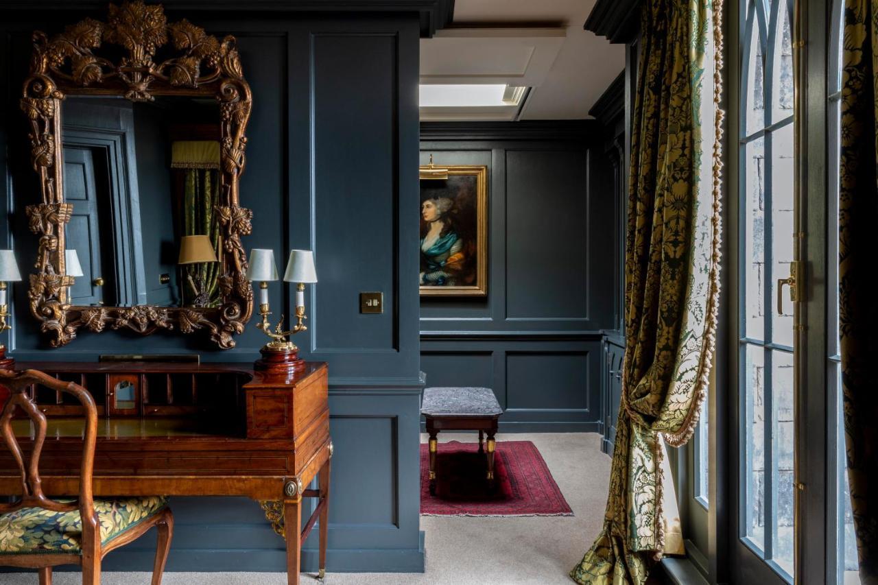 Suite con sala de estar y balcón