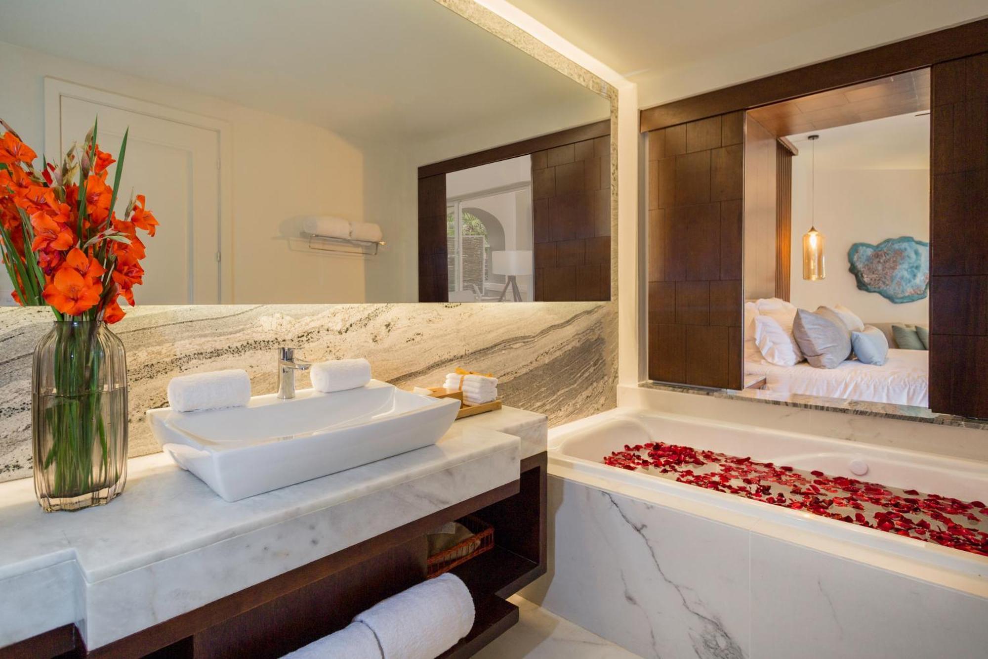 Suite Junior con vista parcial al mar y cama extragrande