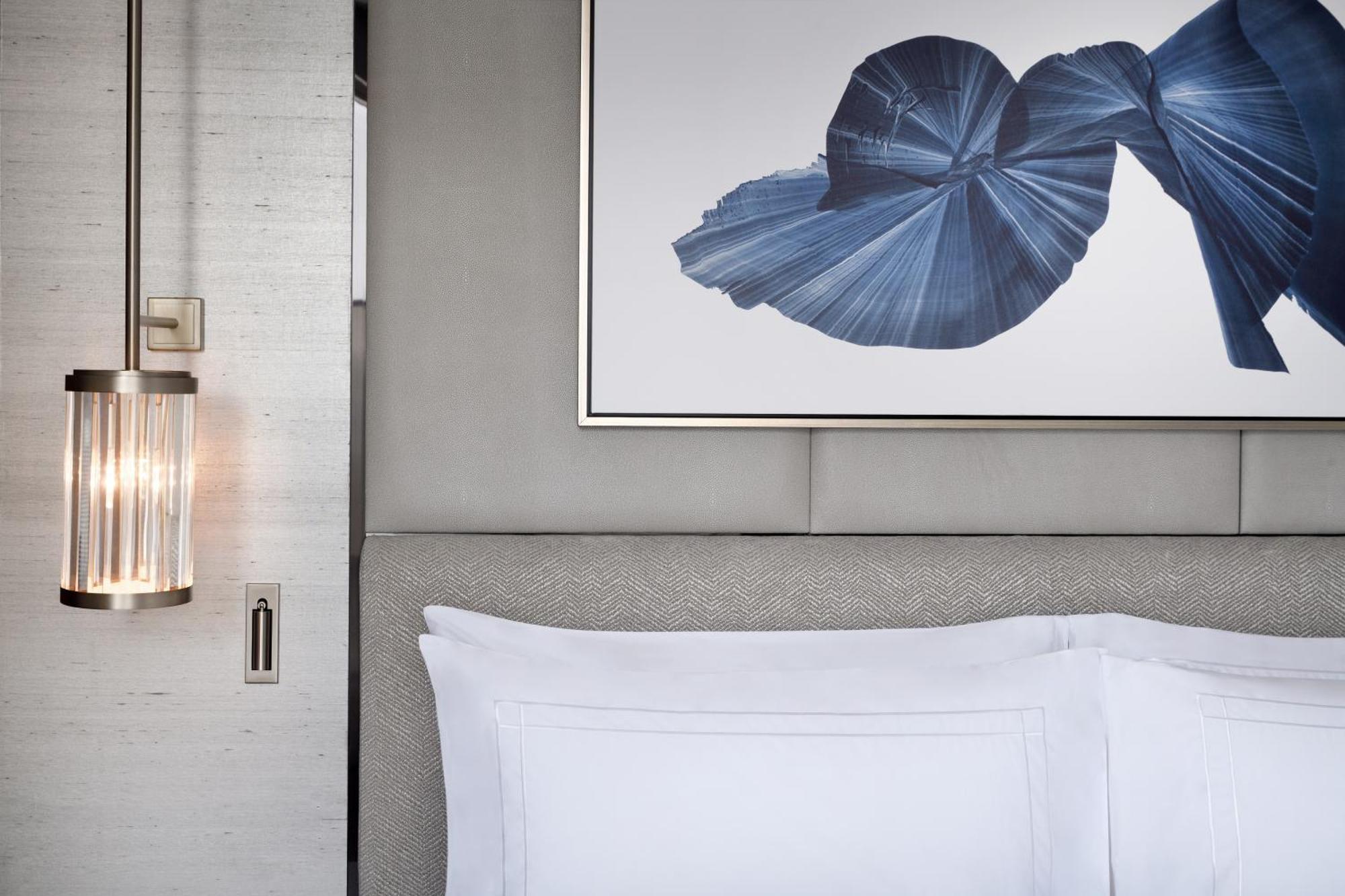 Deluxe Downtown View Room
