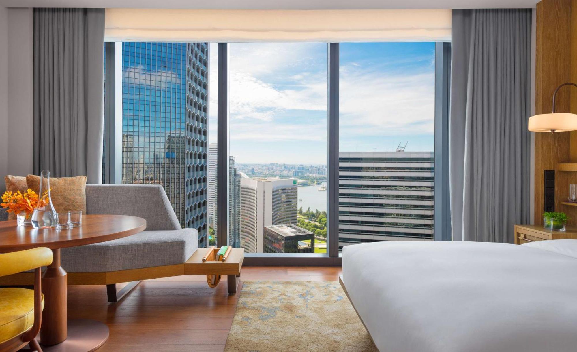 Habitación con cama extragrande y vistas a la ciudad