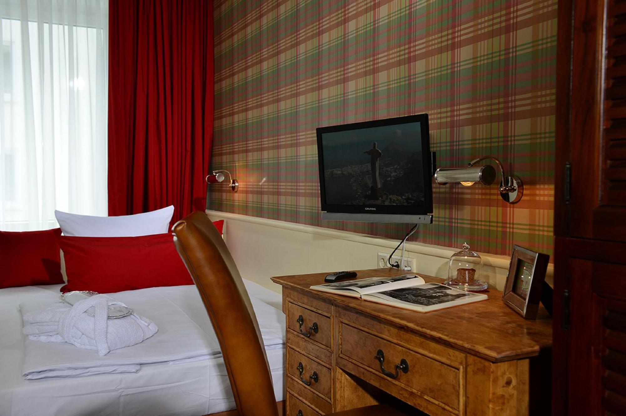 Single Room with Private Bathroom in Hallway,1295808493:JPEG