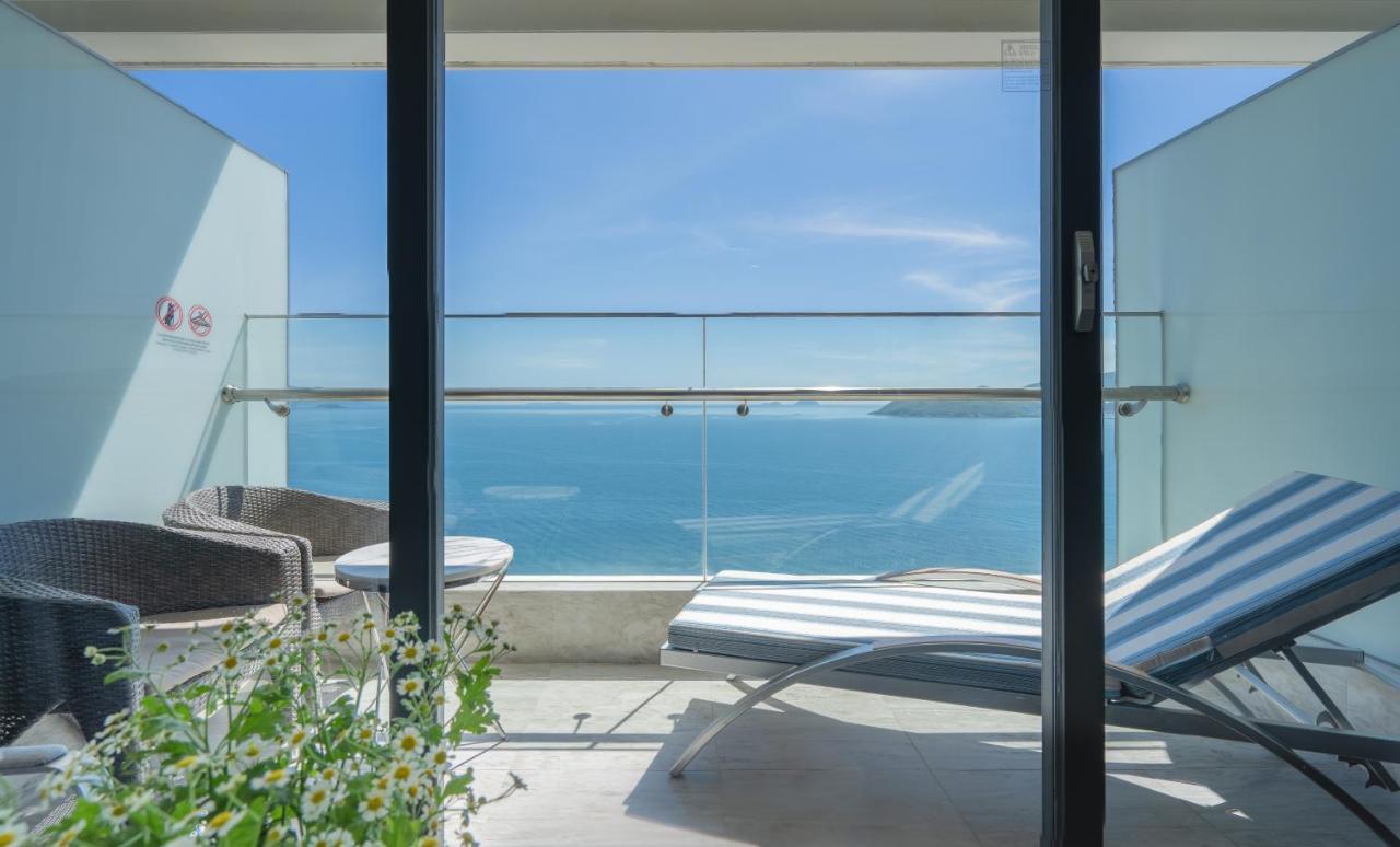 Premier Twin Ocean View Balcony