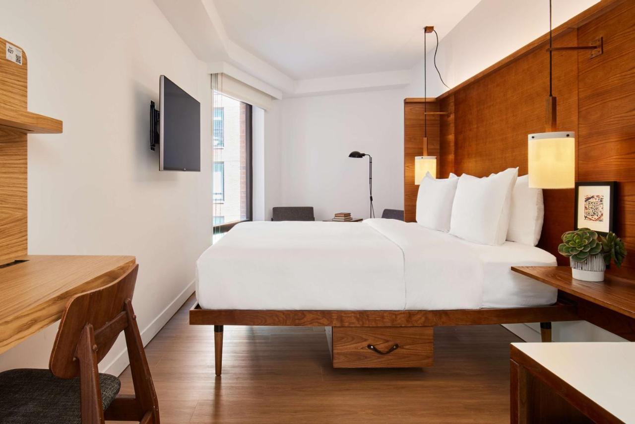 Habitación con cama grande y vistas al patio