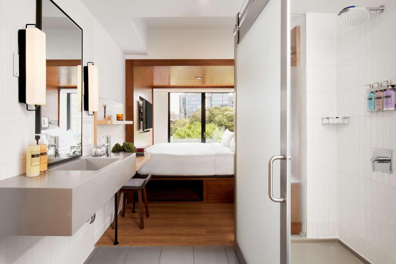 Habitación con cama extragrande y vistas a la ciudad