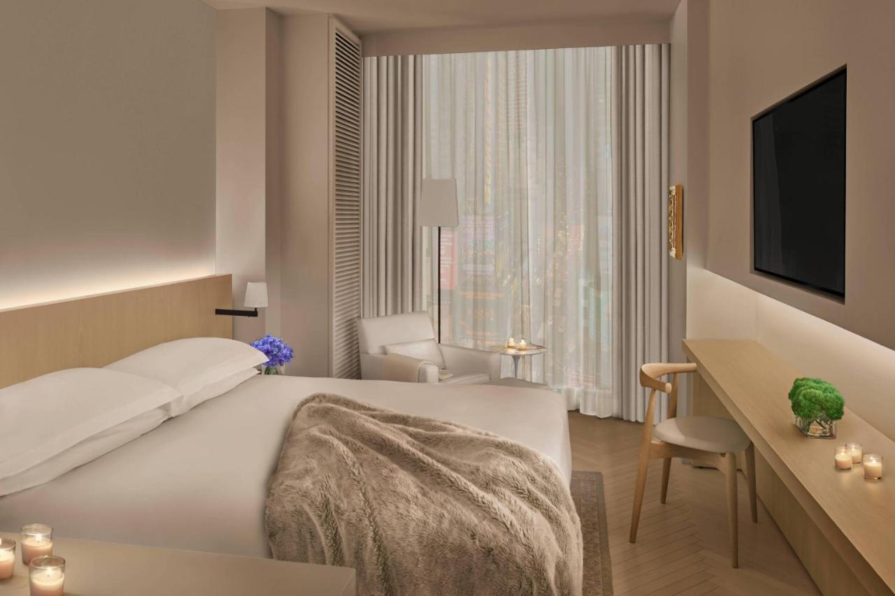 Chambre Lit King-Size pour Personnes à Mobilité Réduite avec Douche Accessible en Fauteuil Roulant - Vue sur Times Square