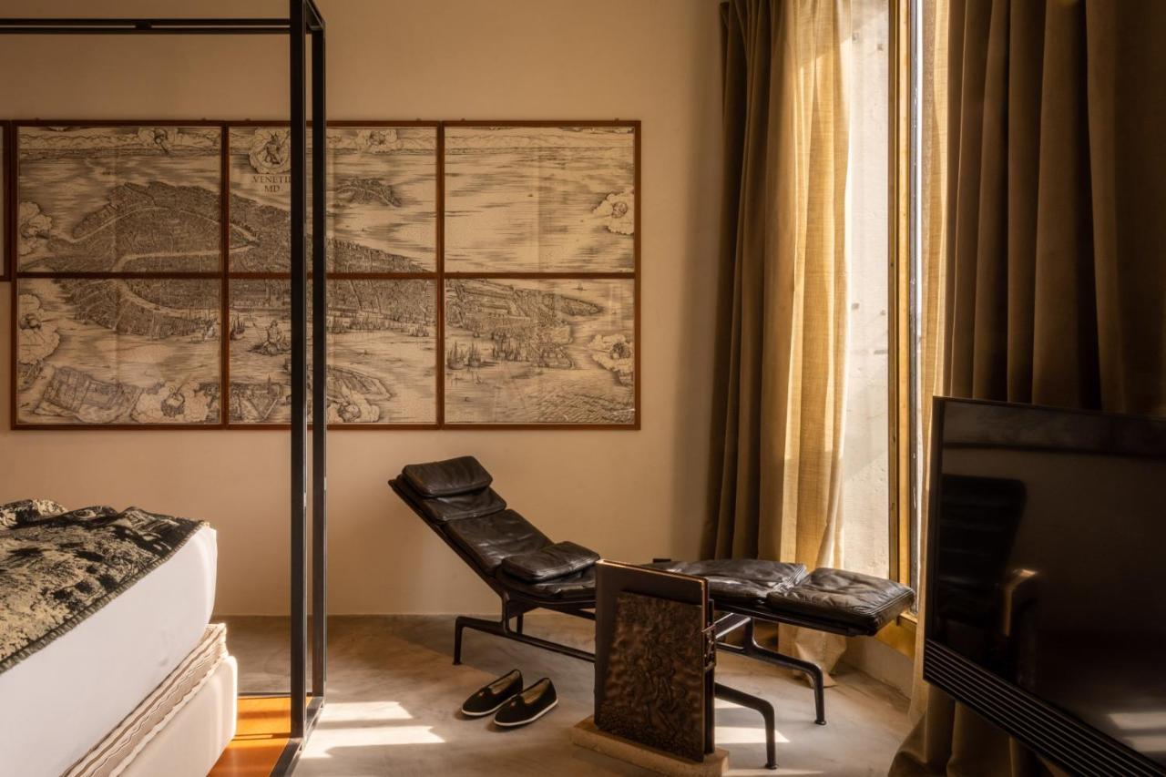 Spezial Zimmer mit Kingsize-Bett und Blick auf den Canal Grande und die Rialtobrücke