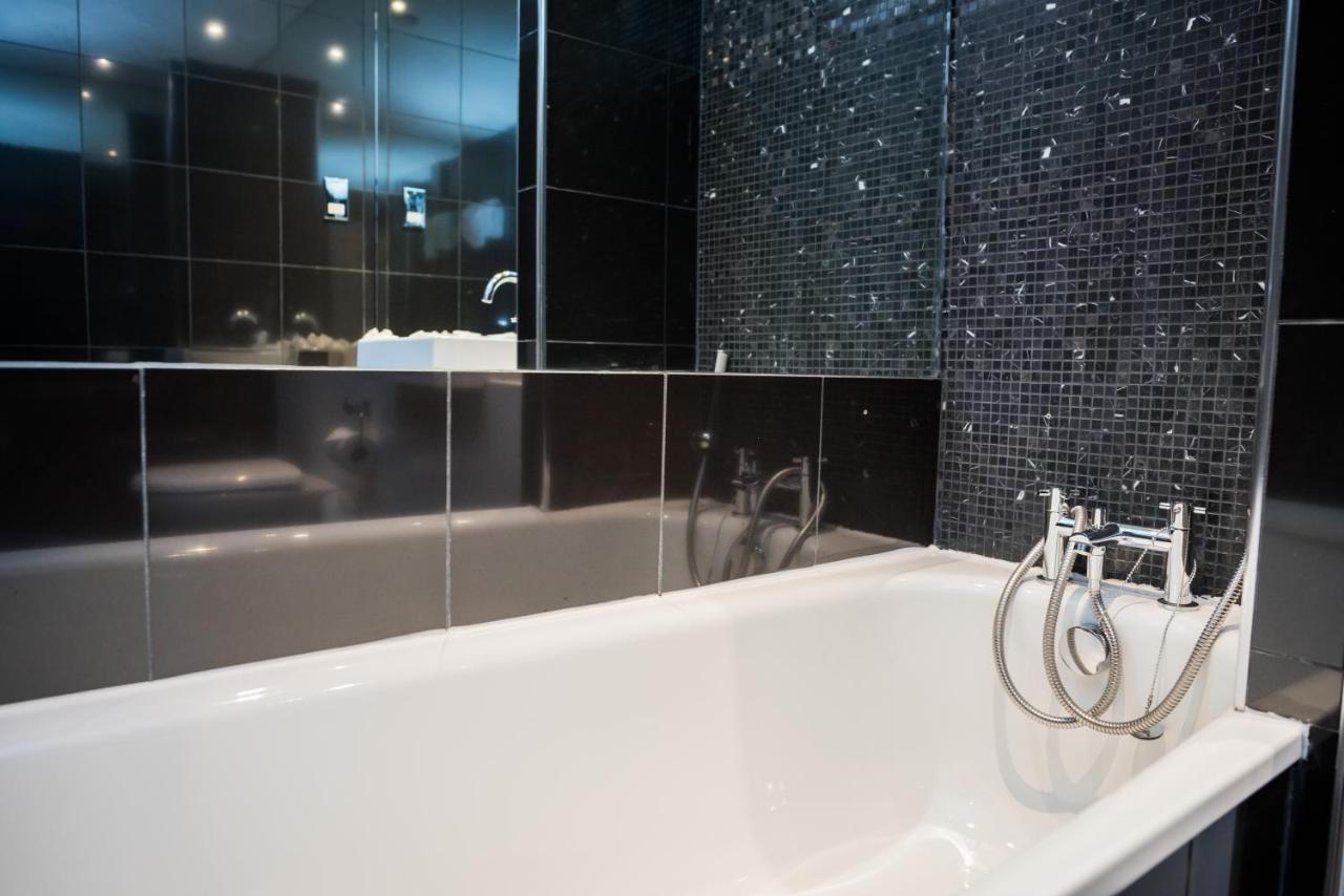 Suite,1404653744:JPEG