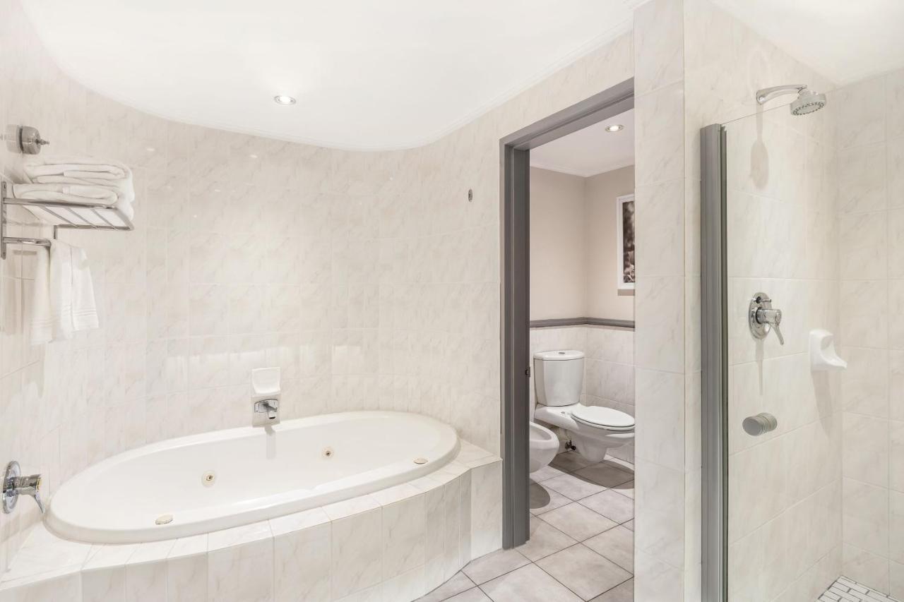 One-Bedroom King Suite with Garden View