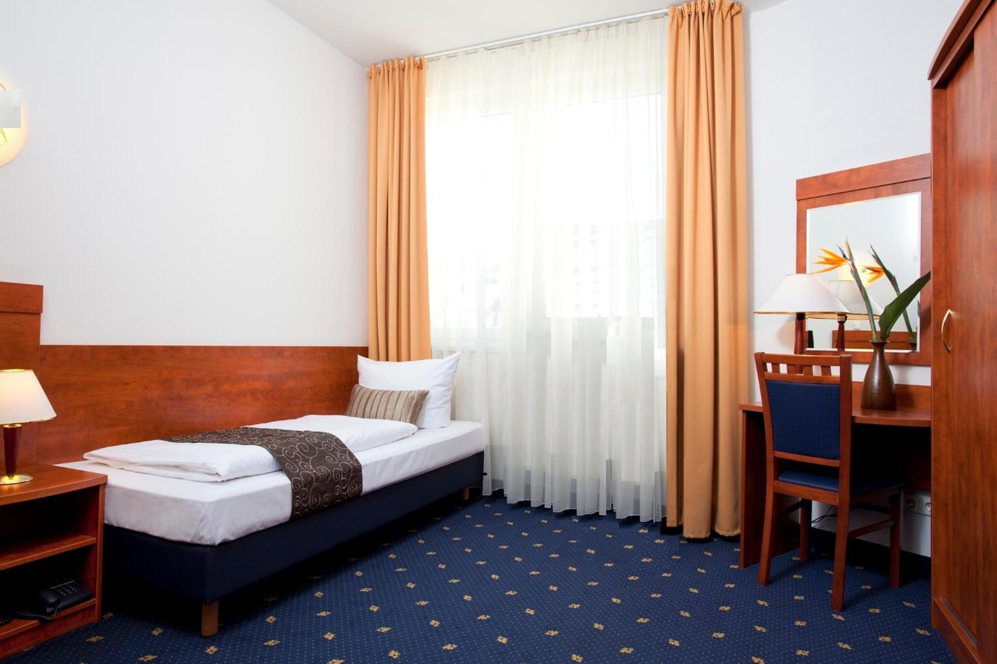 Single Room,630344199:JPEG