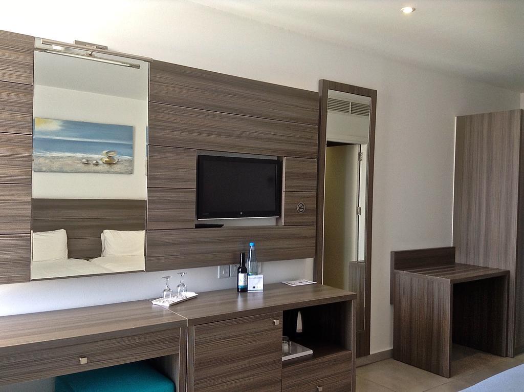 Superior Doppel- oder Zweibettzimmer mit Terrasse und Poolblick
