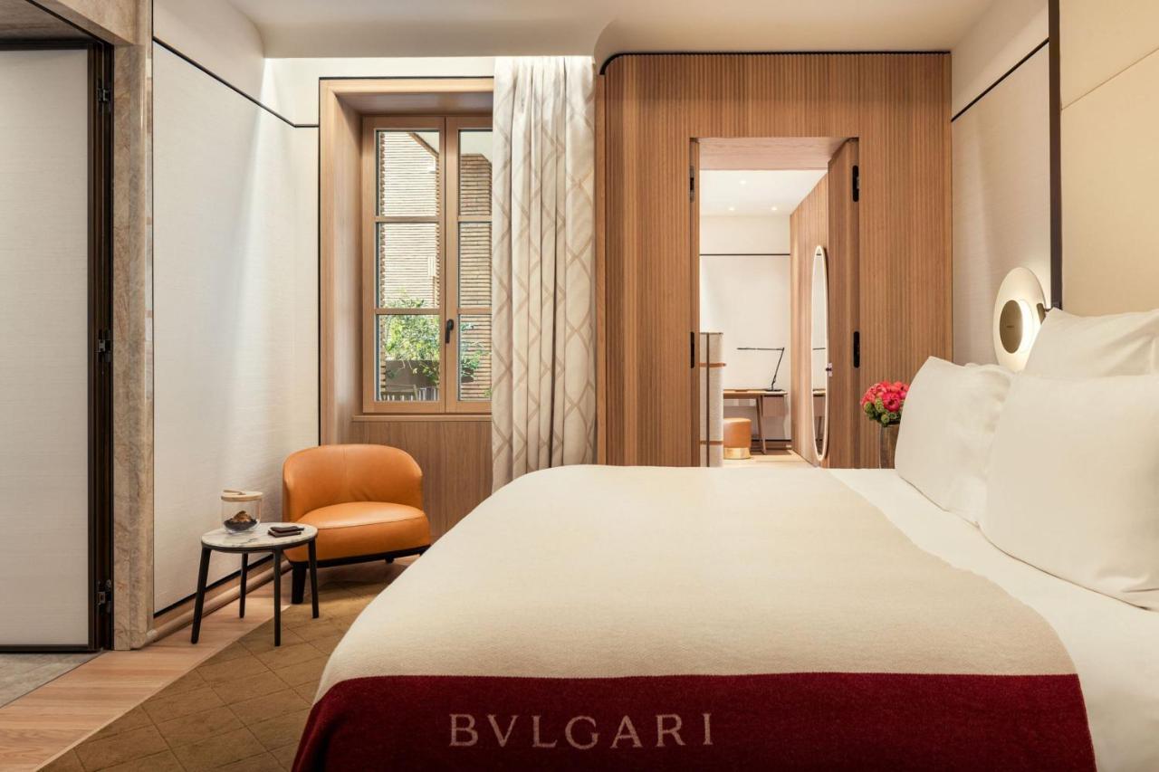 Premium Zimmer mit Kingsize-Bett und Blick auf die Stadt