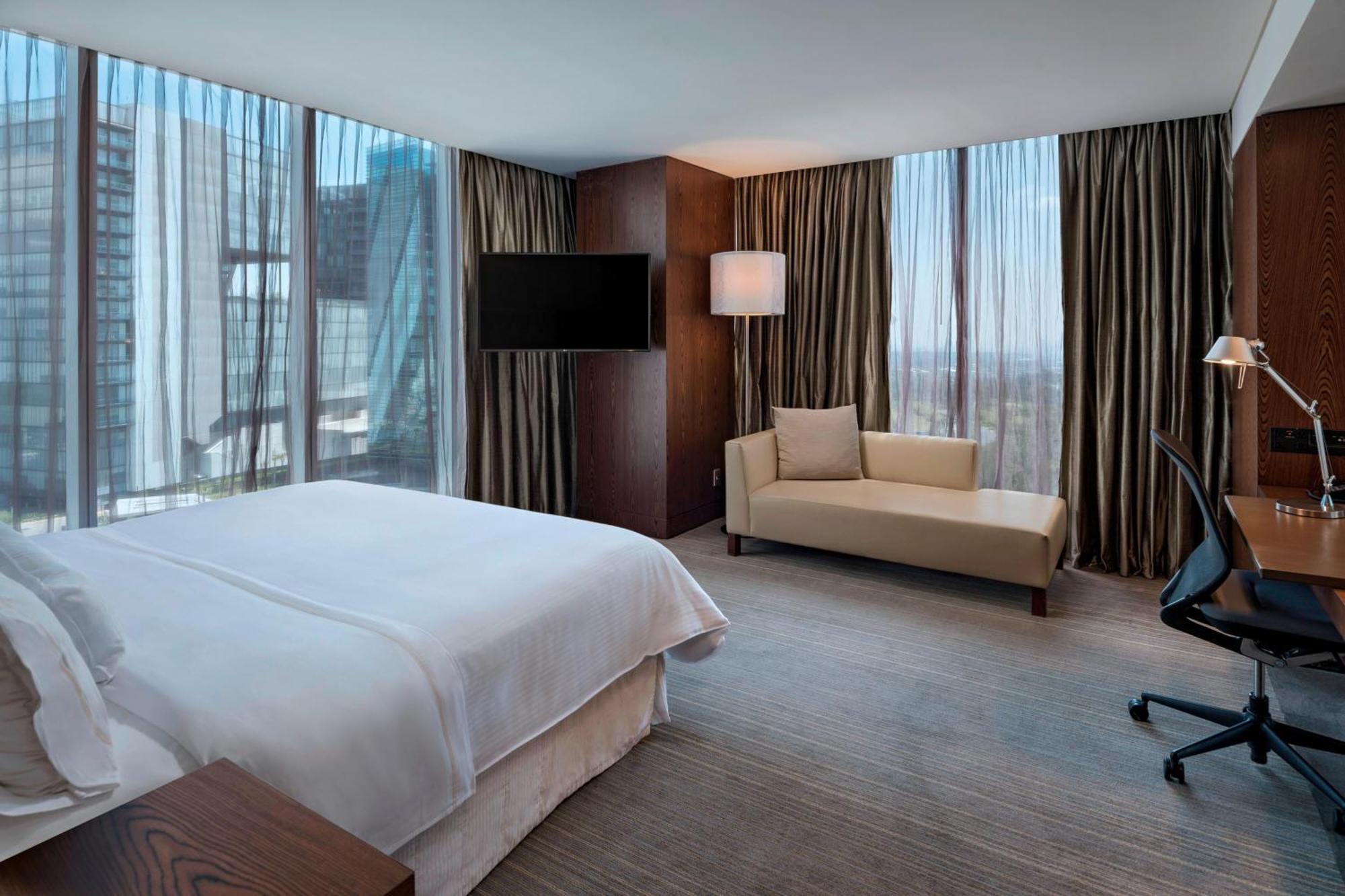 Deluxe King Corner Suite Skyline View