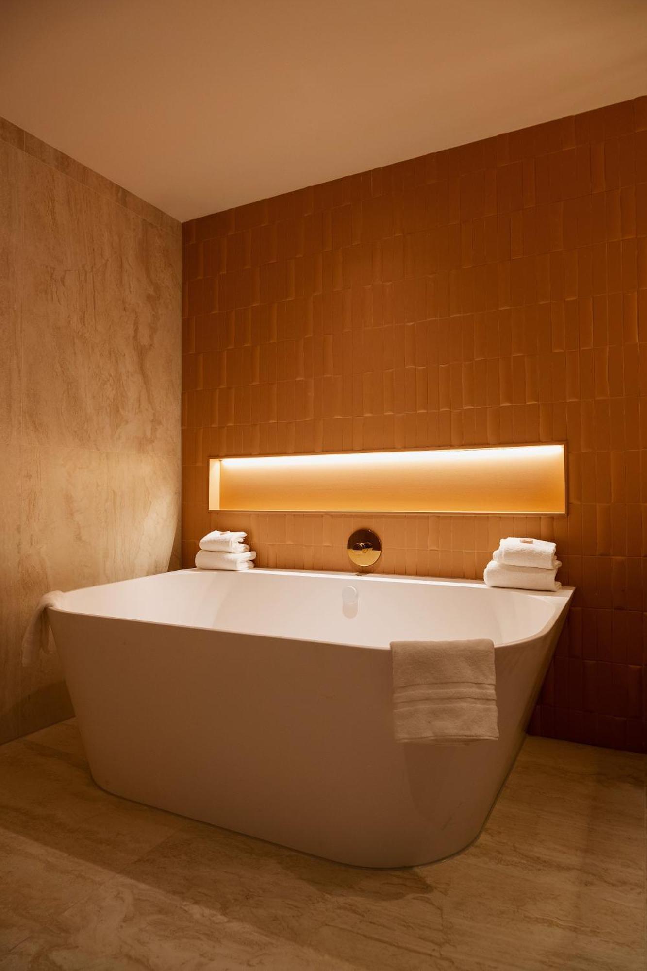 Deluxe Double Room Bath