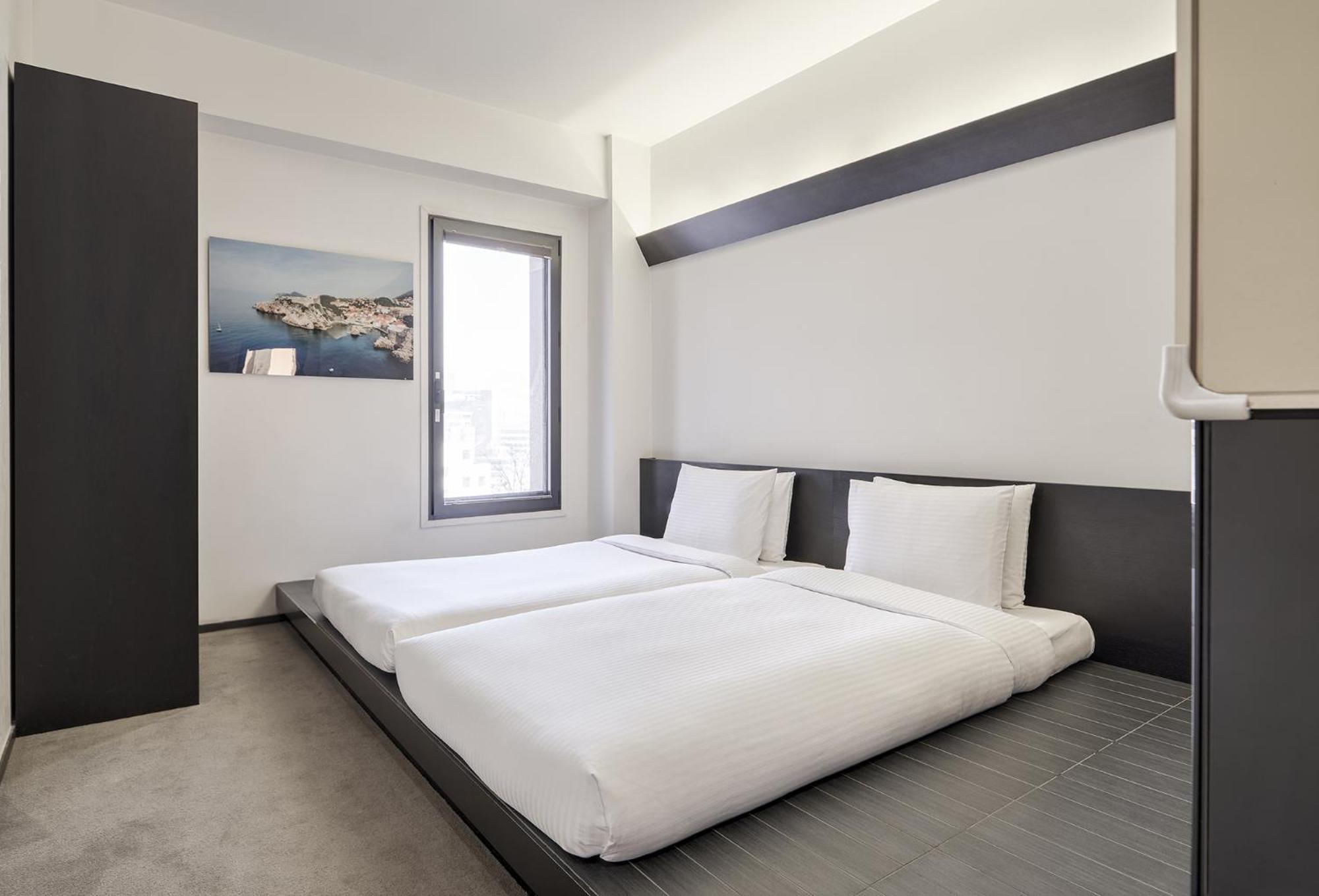 Standard Latex Twin Room
