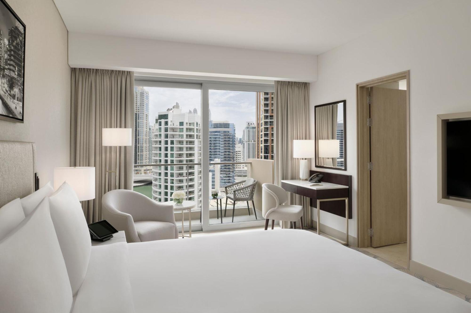 Habitación Deluxe con vistas a la ciudad, cama extragrande y acceso directo al centro comercial Dubai Marina Mall y a Marina Walk