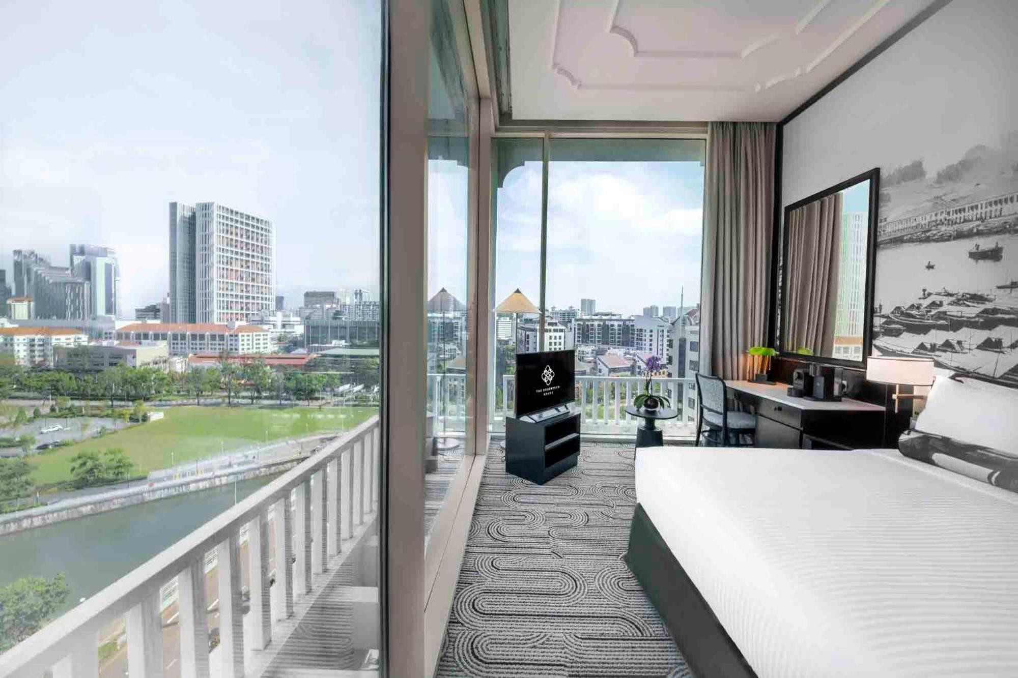 Habitación con vista panorámica al río y acceso al Club Lounge
