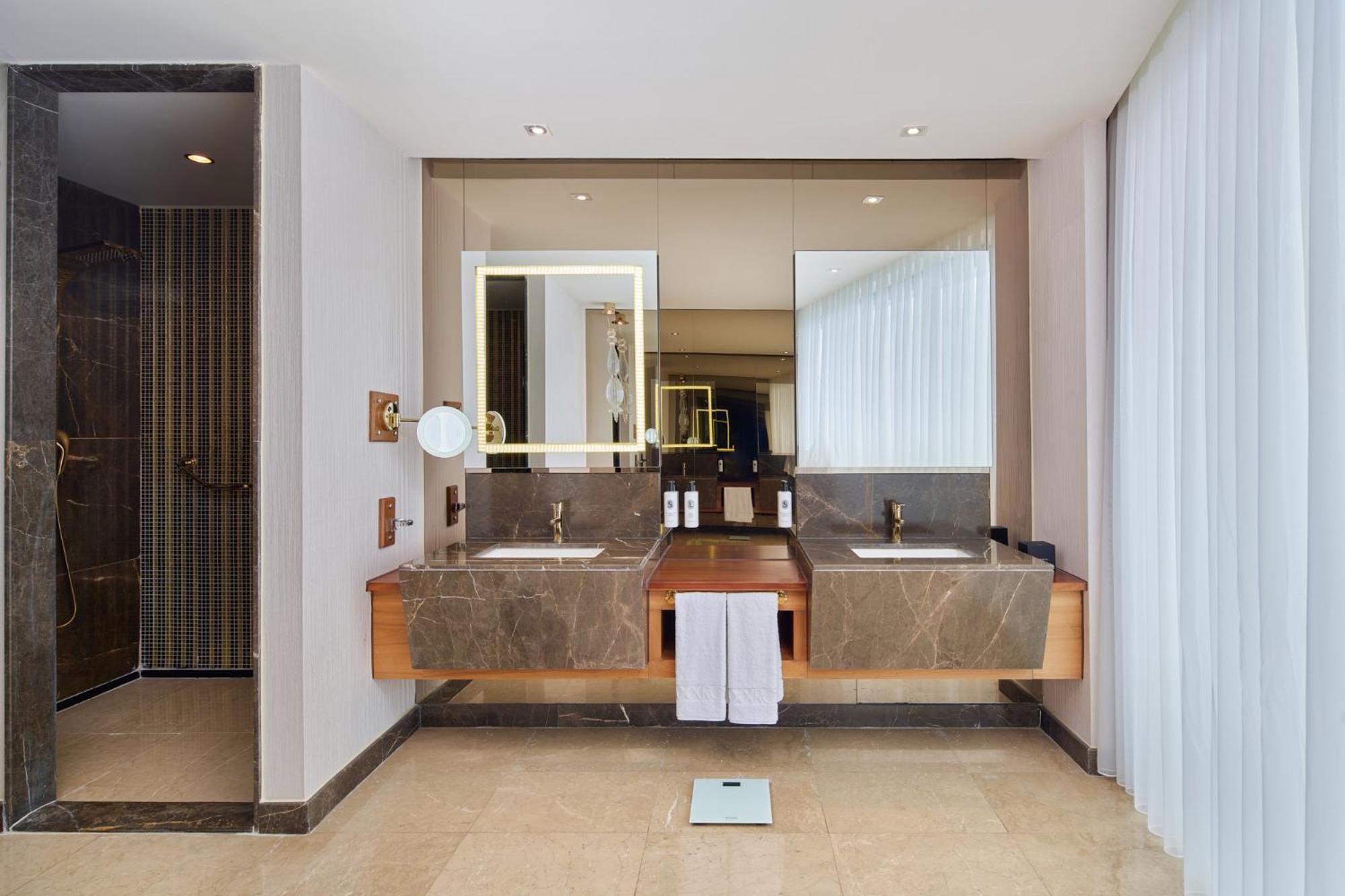 Royal Suite,1541547853:JPEG