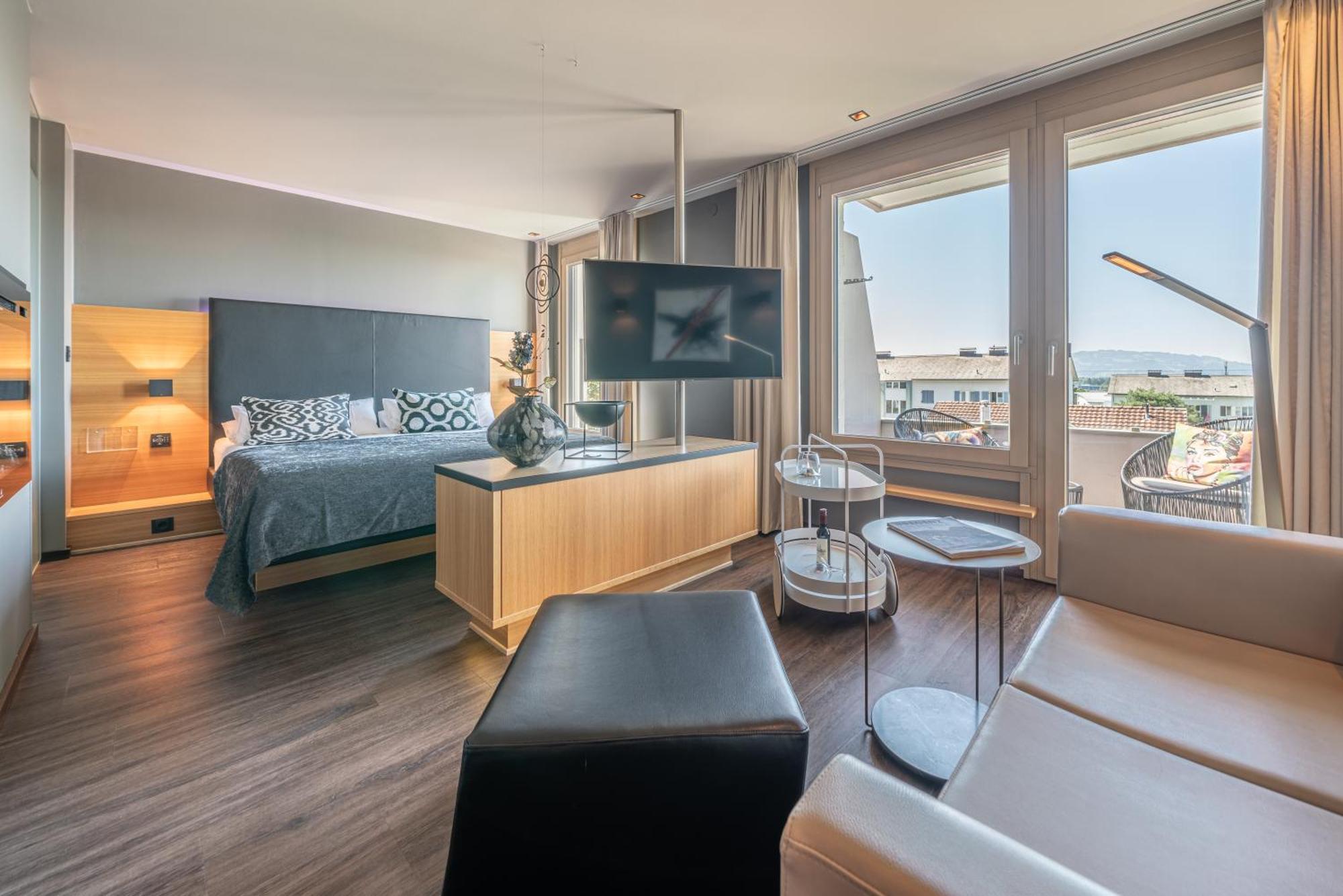 Junior Suite with Balcony and Fireplace