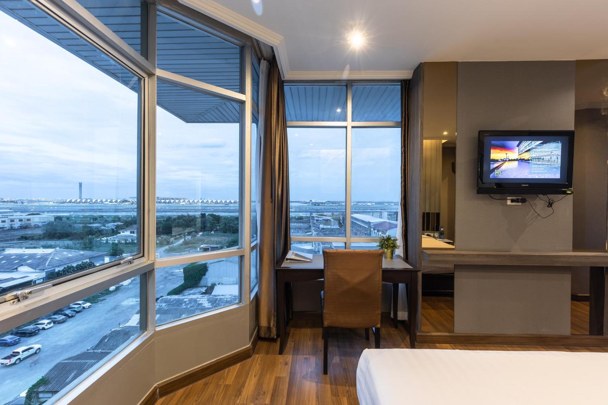 Deluxe King Room Airport View