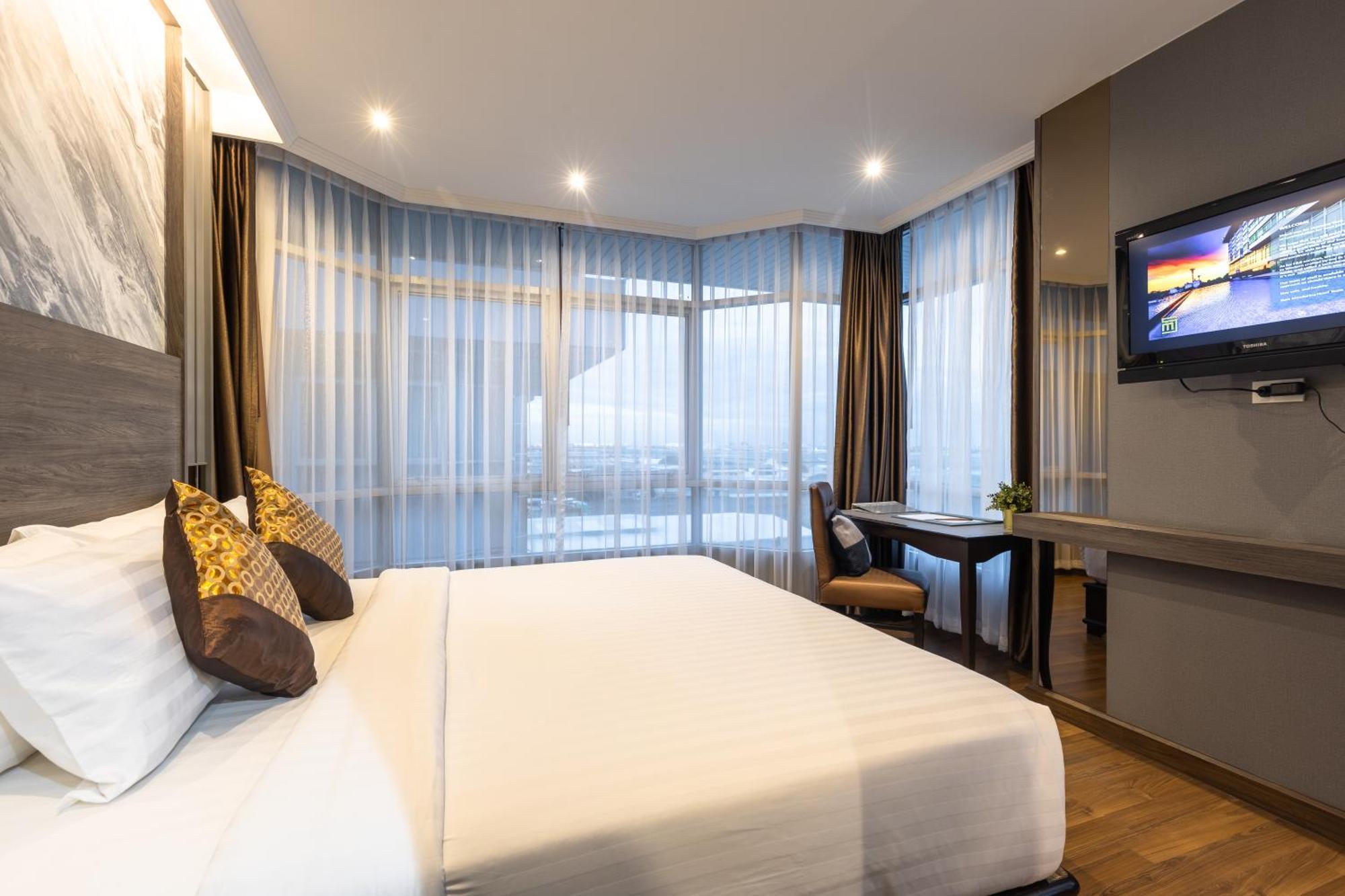 Deluxe Double Room Airport View,1550010682:JPEG