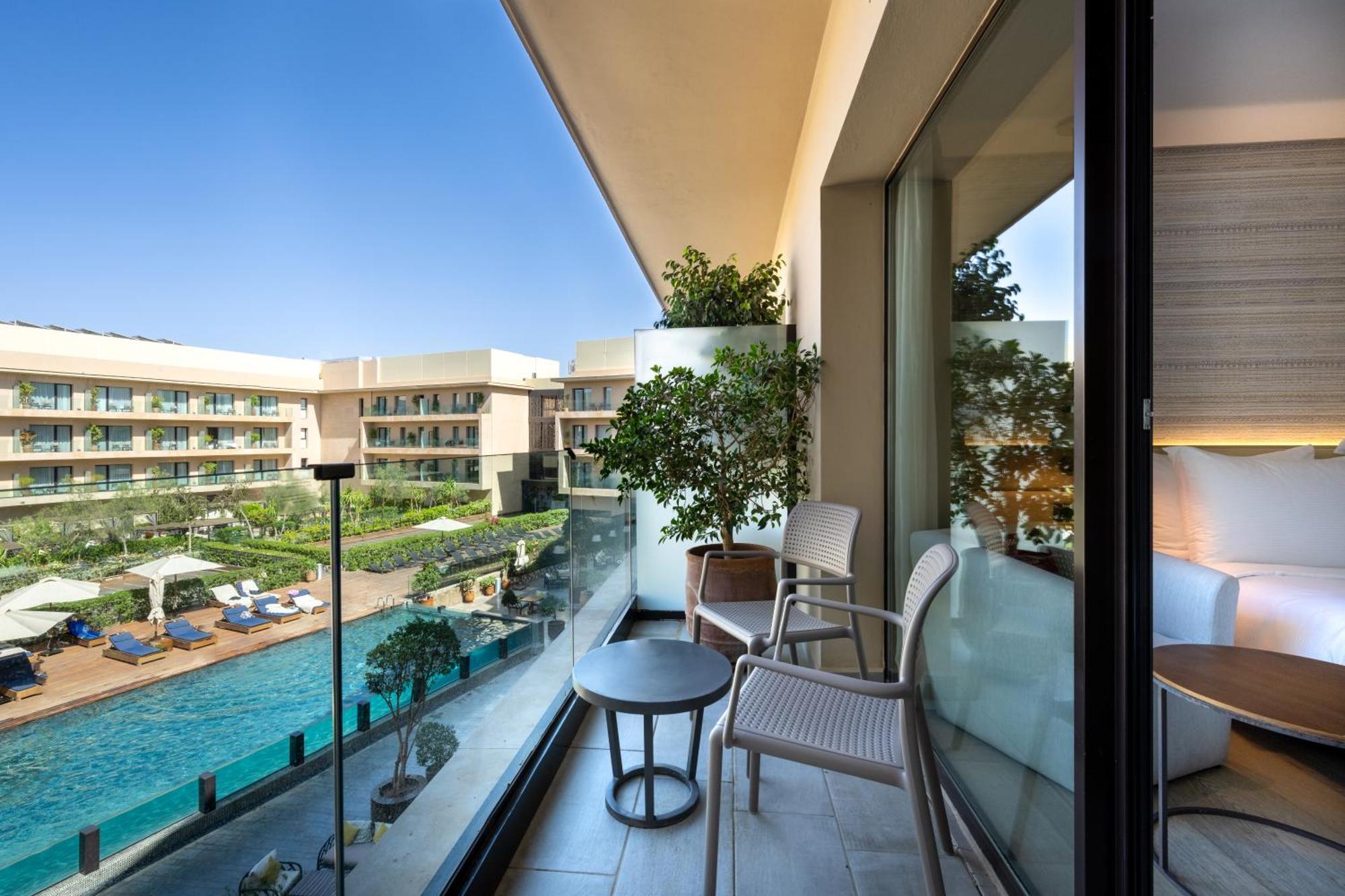 Habitación Premium con vistas a la piscina y balcón