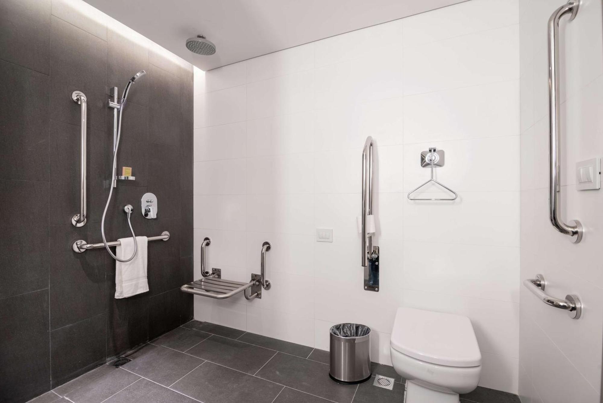 Queen Room Two Queen Beds Roll Shower Mobility Hearing Access