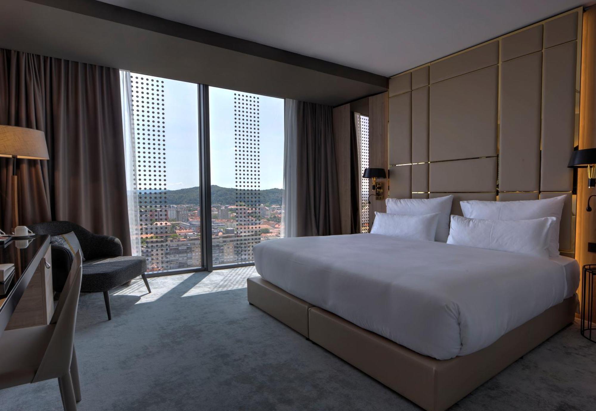 Zimmer mit Kingsize-Bett