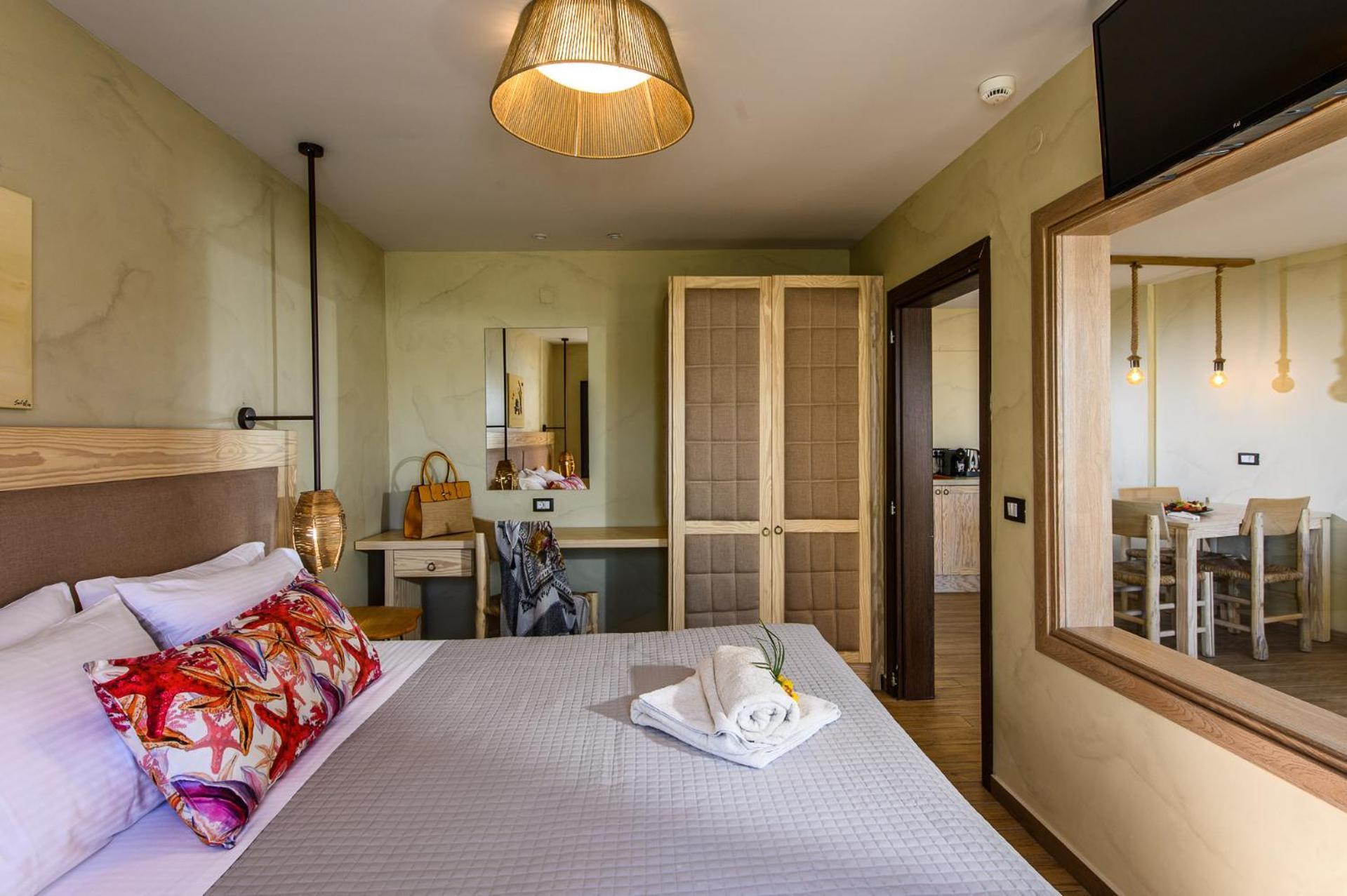 Luxury One Bedroom Suite Inland View