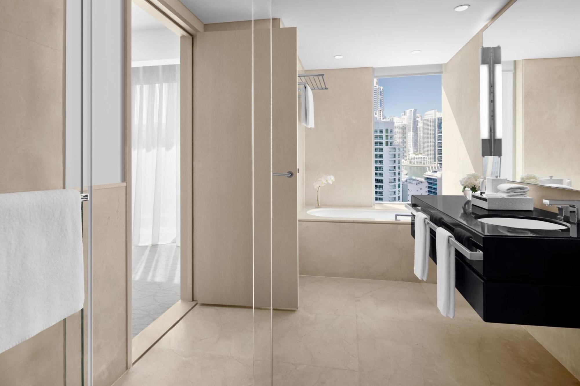 Habitación Executive con vistas a la ciudad, cama extragrande, acceso al salón club con desayuno, almuerzo y cena, y acceso directo al centro comercial Dubai Marina Mall y a Marina Walk