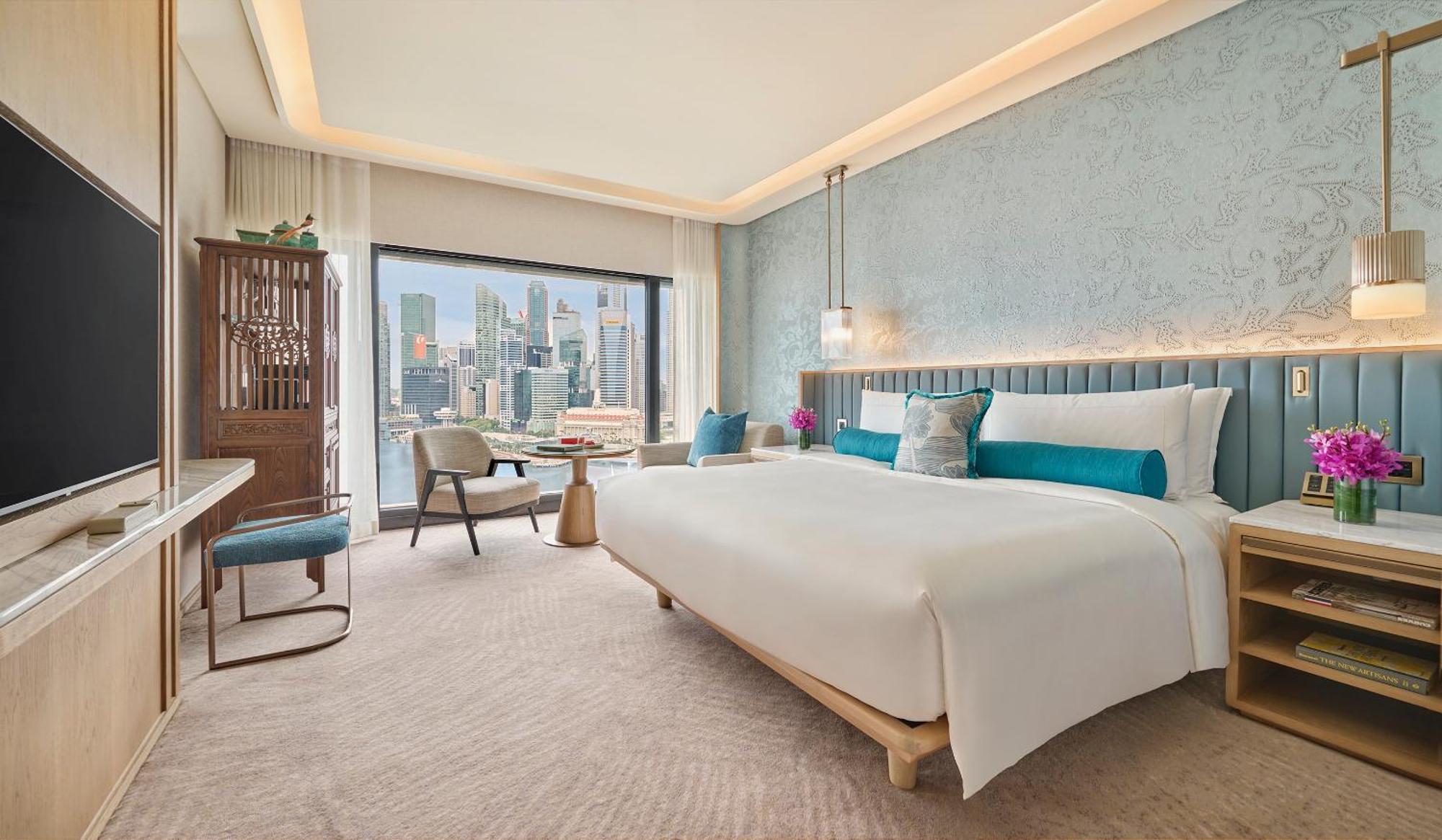 Club Zimmer mit Kingsize-Bett und Blick auf Marina Bay