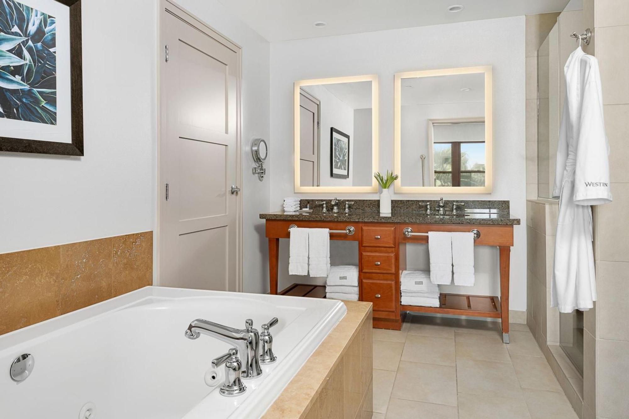 One-Bedroom Villa Balcony Whirlpool