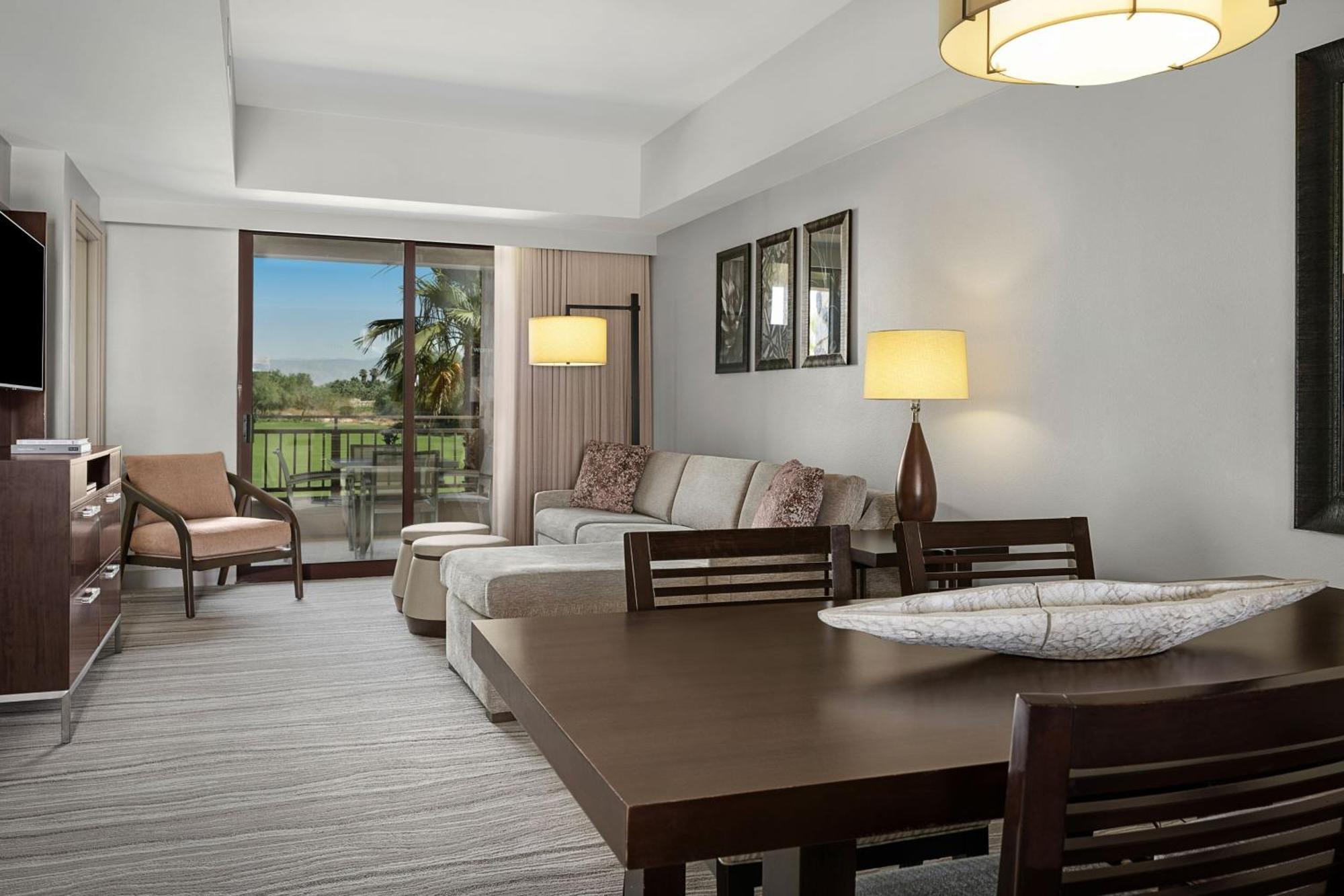 One-Bedroom Villa Balcony Whirlpool