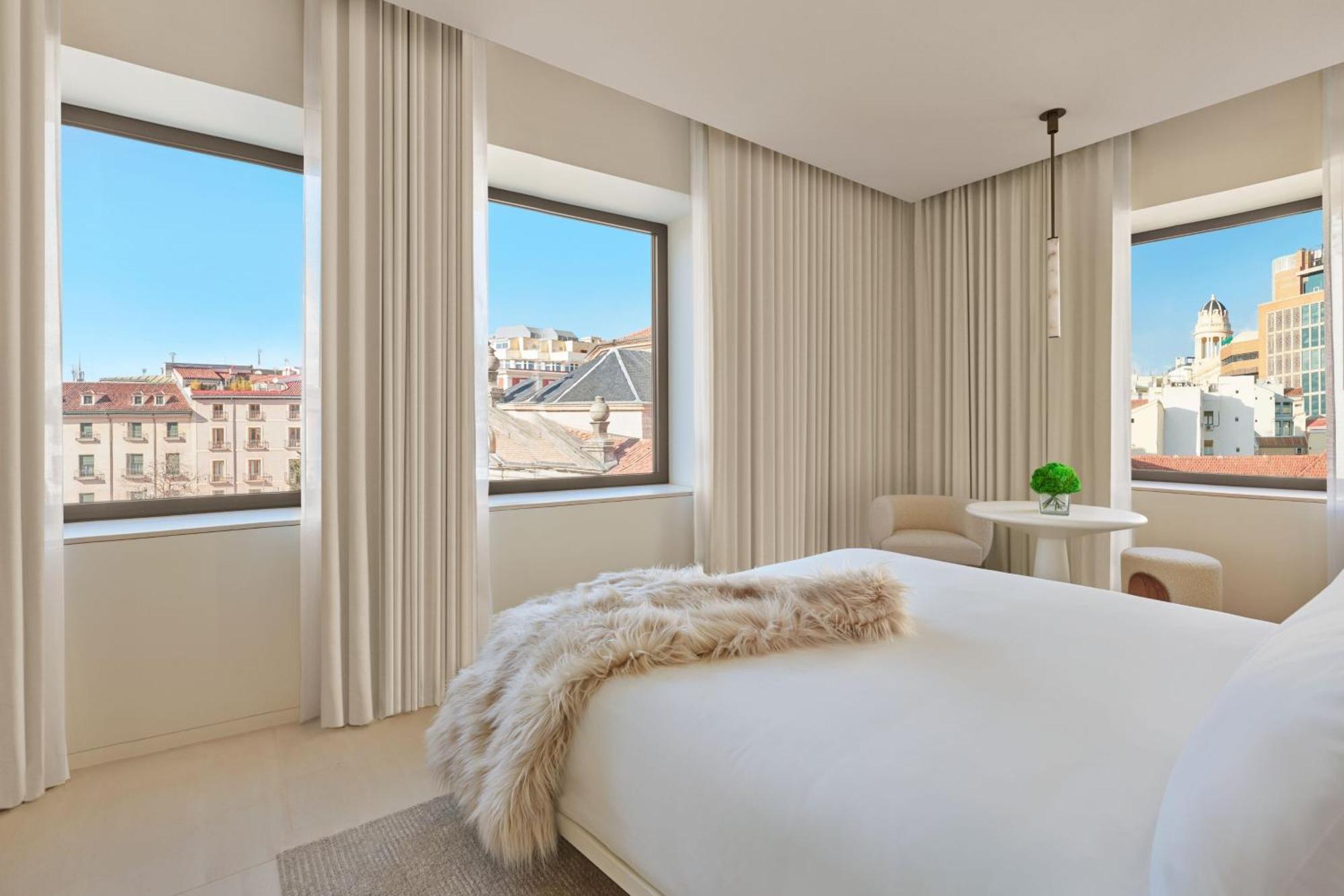 Superior Hoeksuite met 1 Slaapkamer en Uitzicht op de Stad