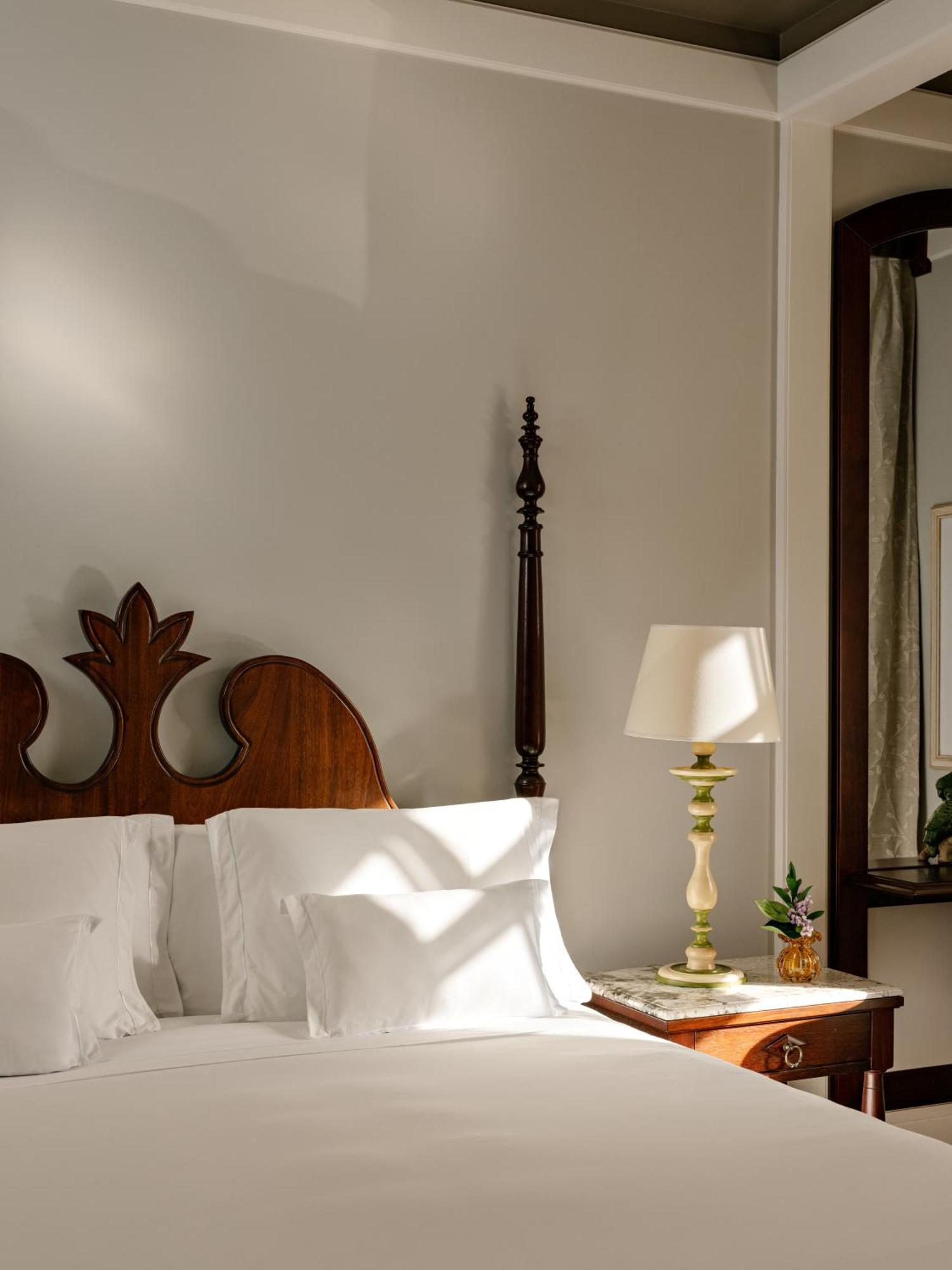 Deluxe Room,1616421561:JPEG