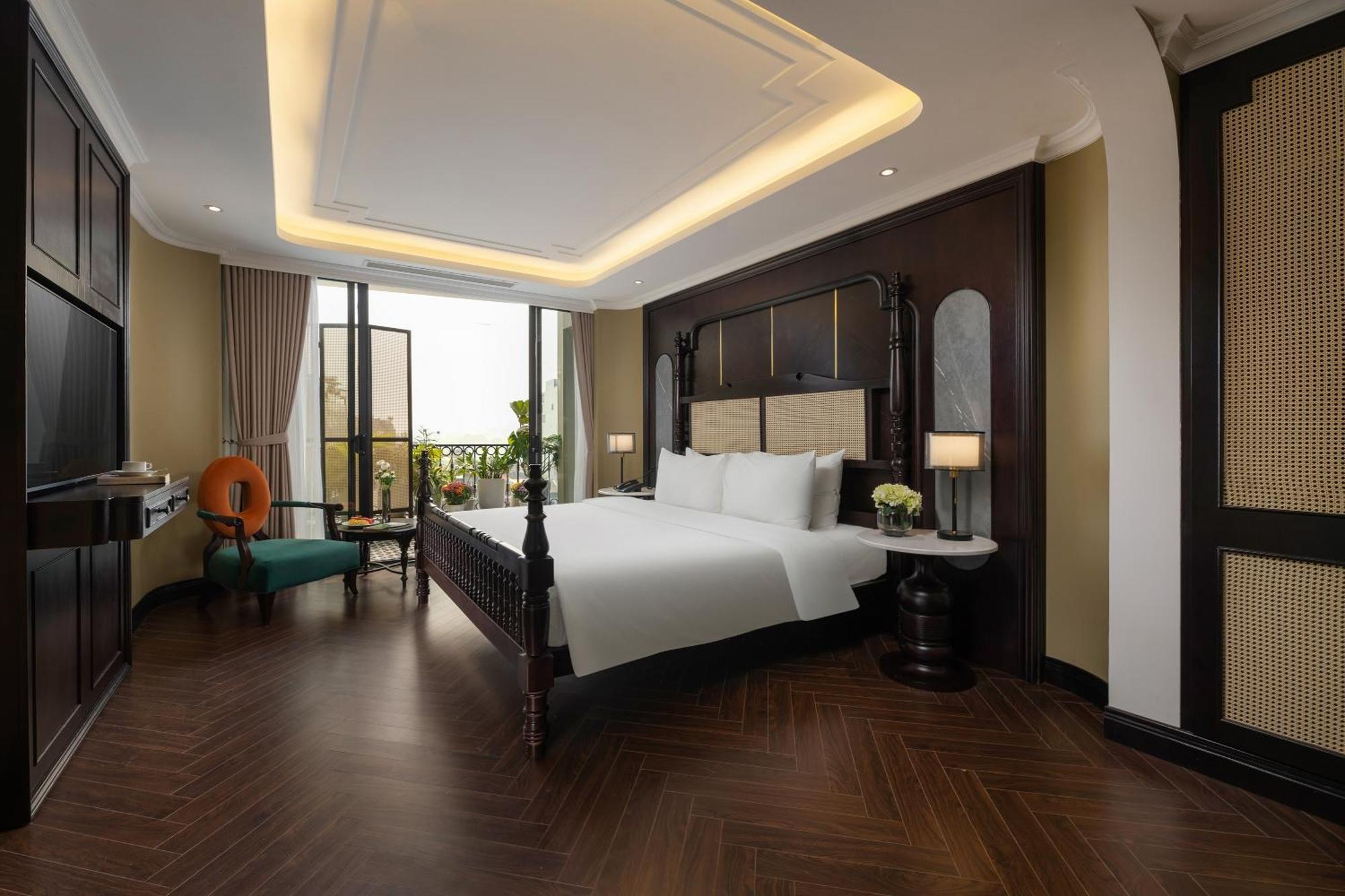 Crown Terrace Suite with Panorama City View
