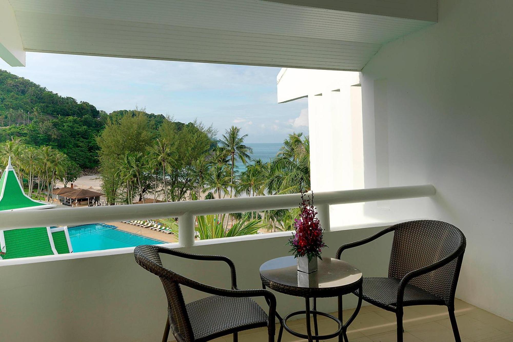Deluxe Pool View Guest room 1 King Balcony