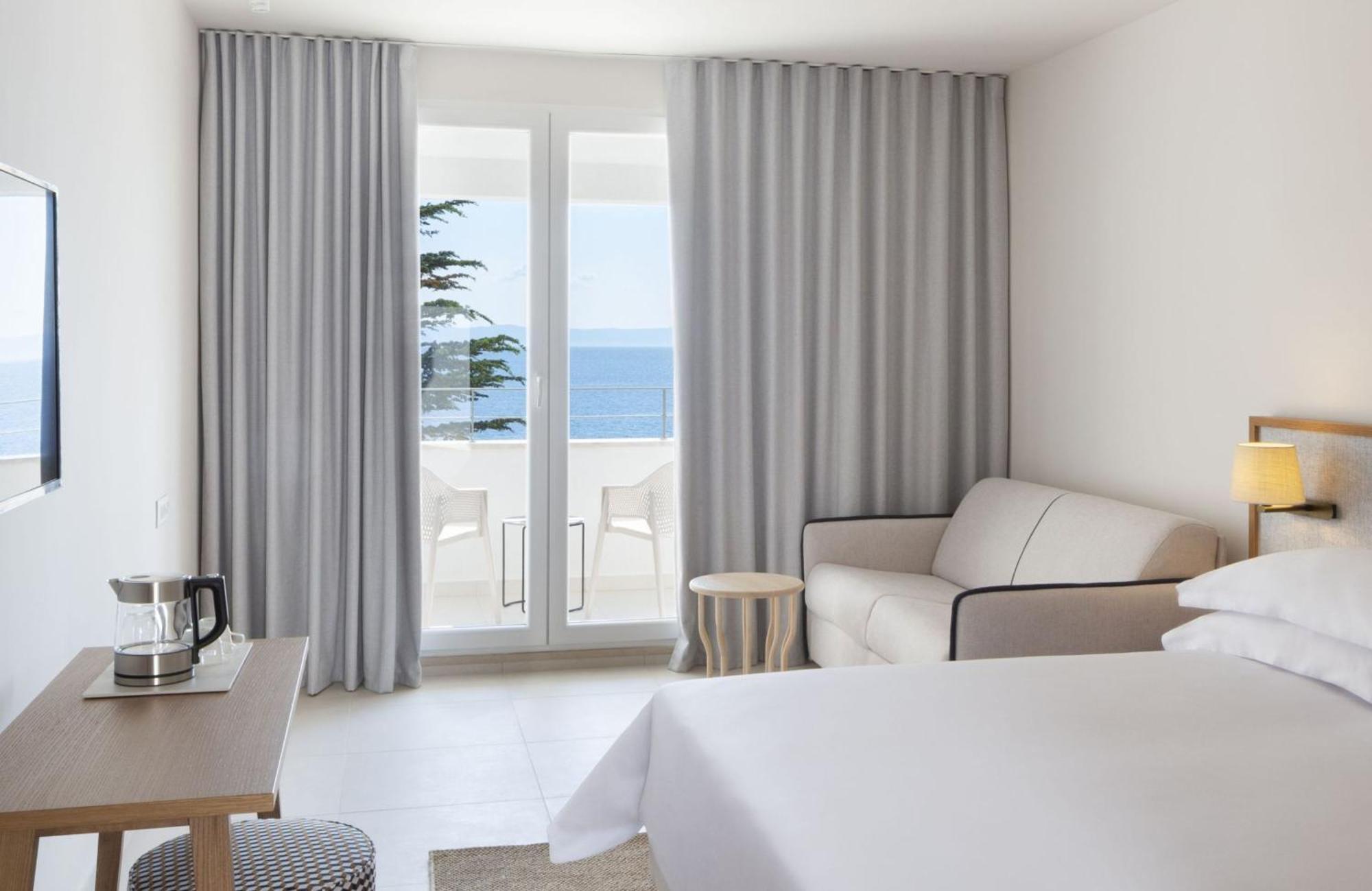 Chambre Double Supérieure avec Balcon - Vue Latérale sur Mer