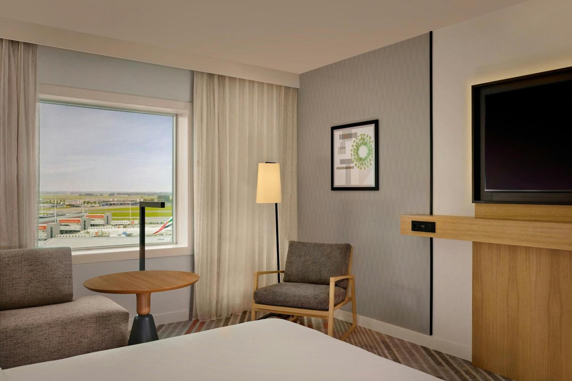 Deluxe, Guest room, King, Airport view