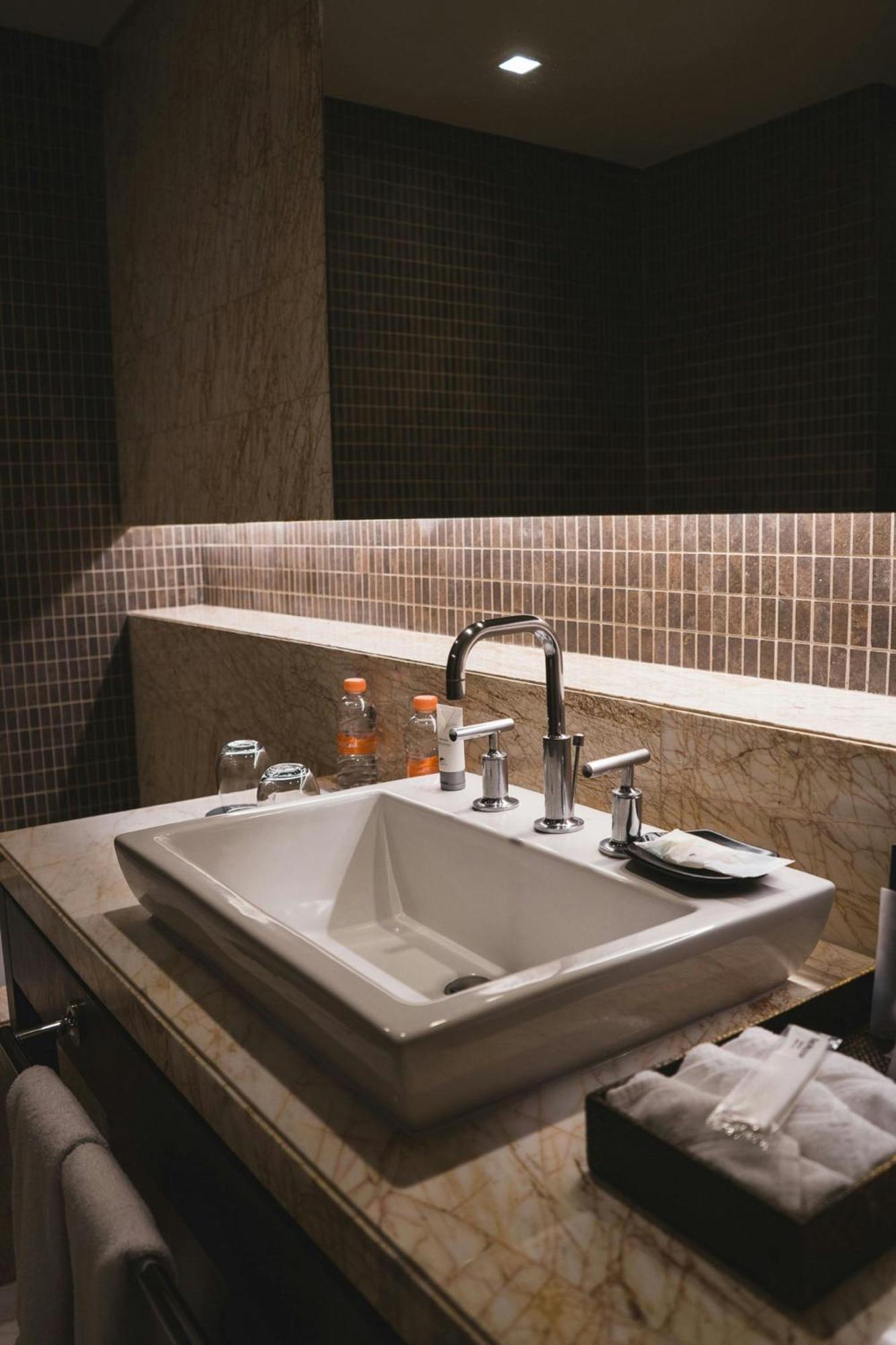 Deluxe King Room Mobility Accessible Shower