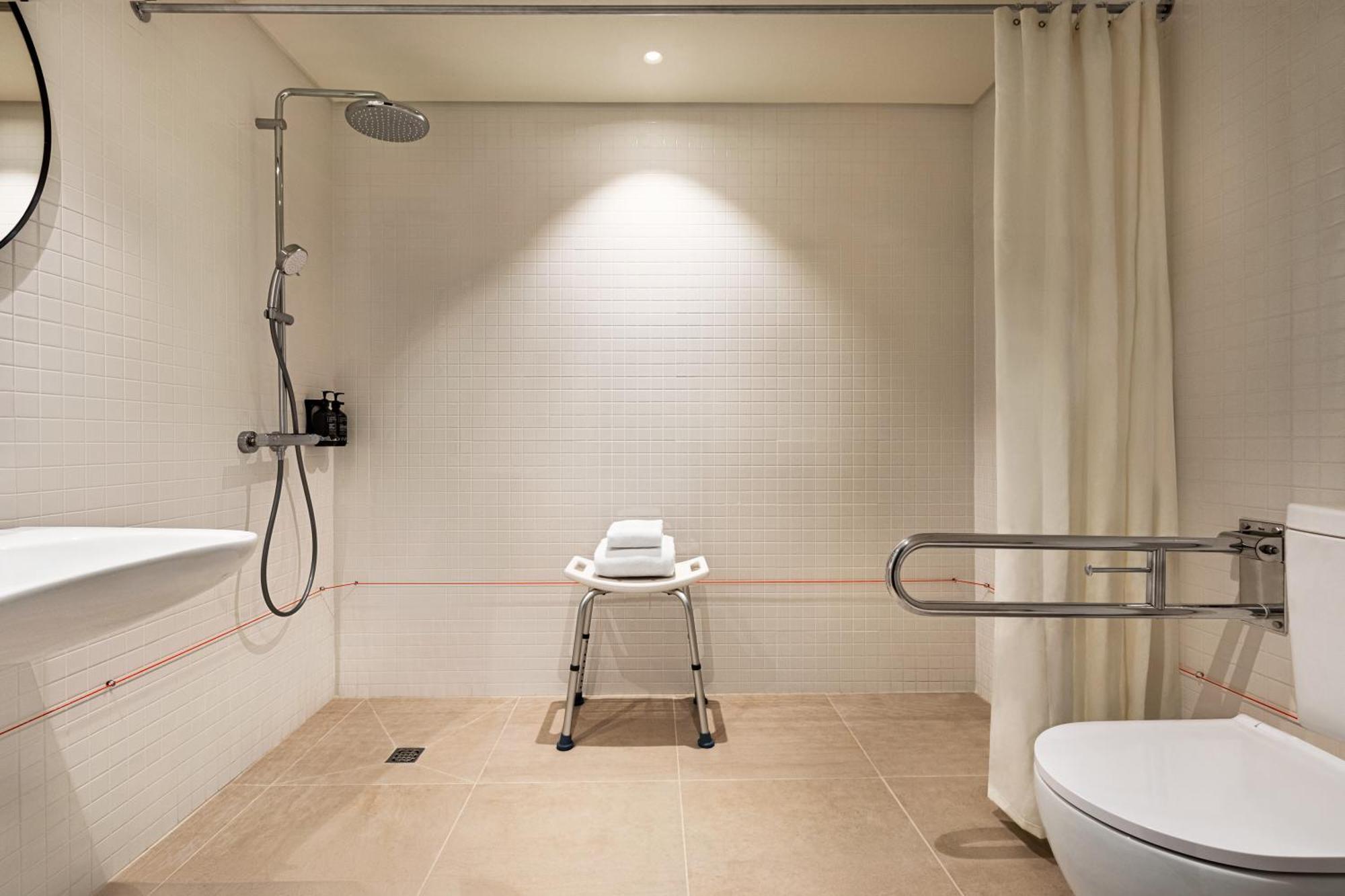 Standard Queen Room Accessible