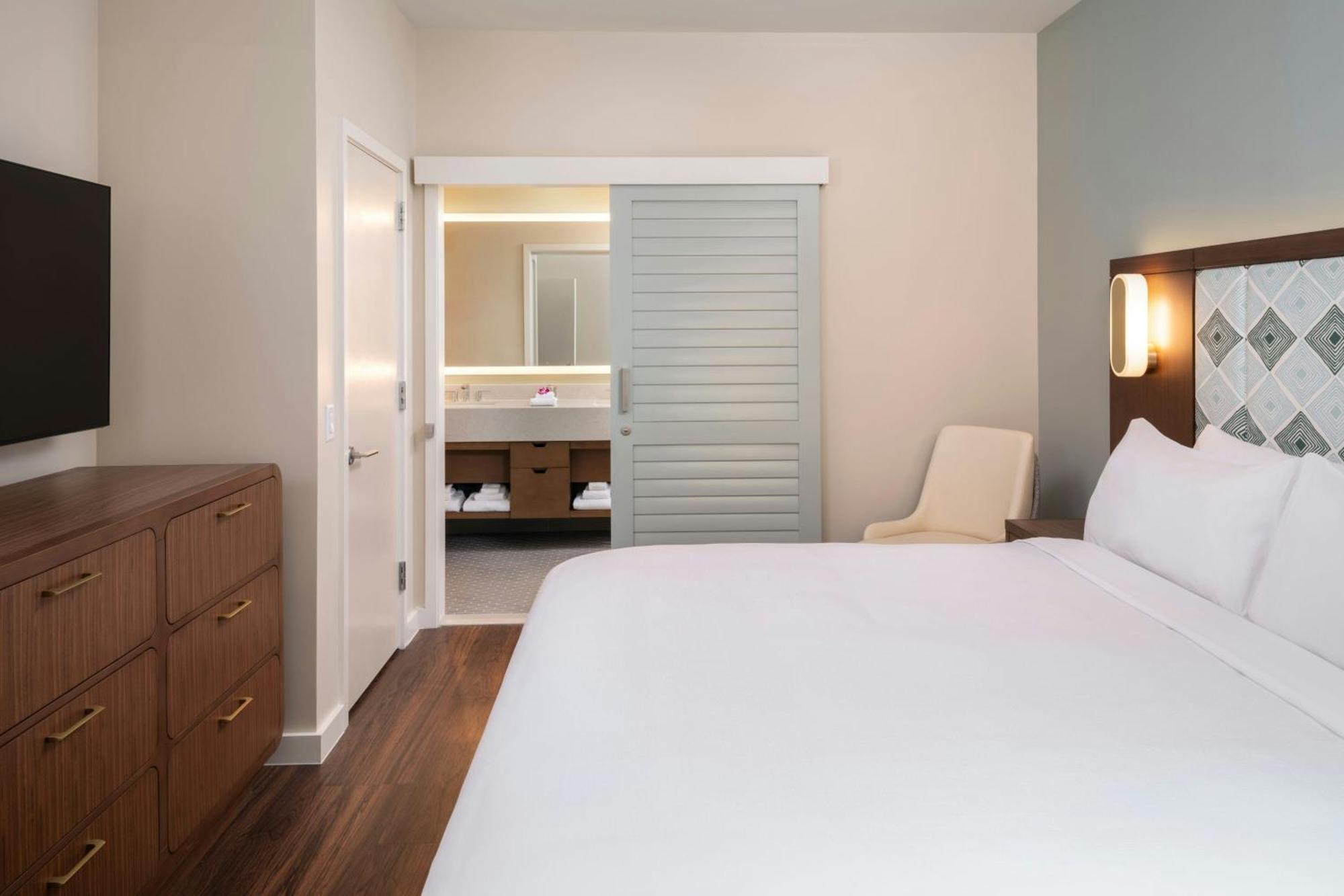 One-Bedroom King Suite with Sofa Bed,1641274600:JPEG