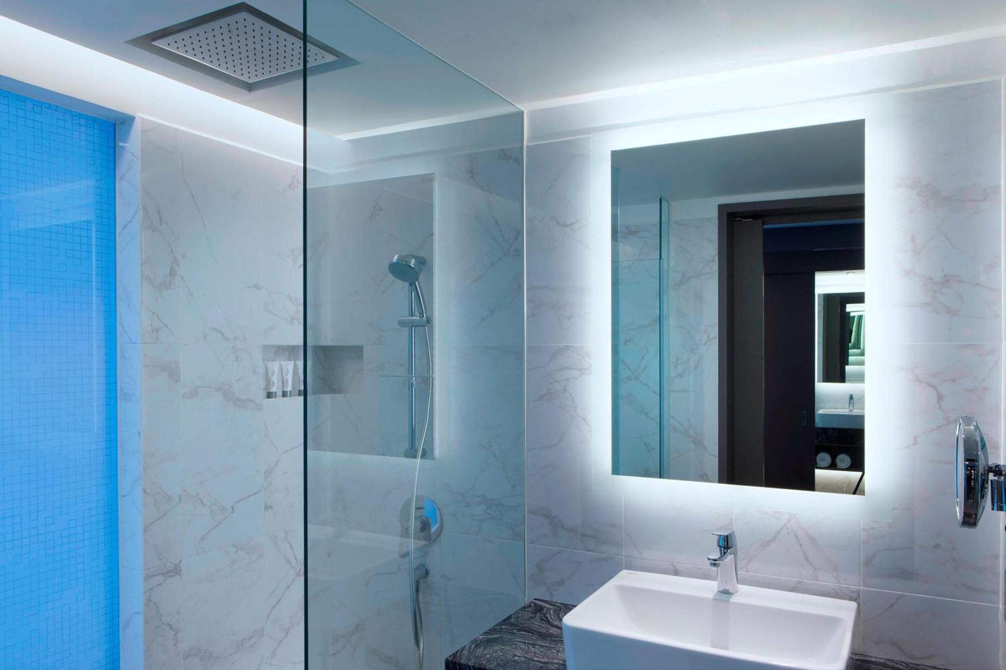 Le Meridien Club Room